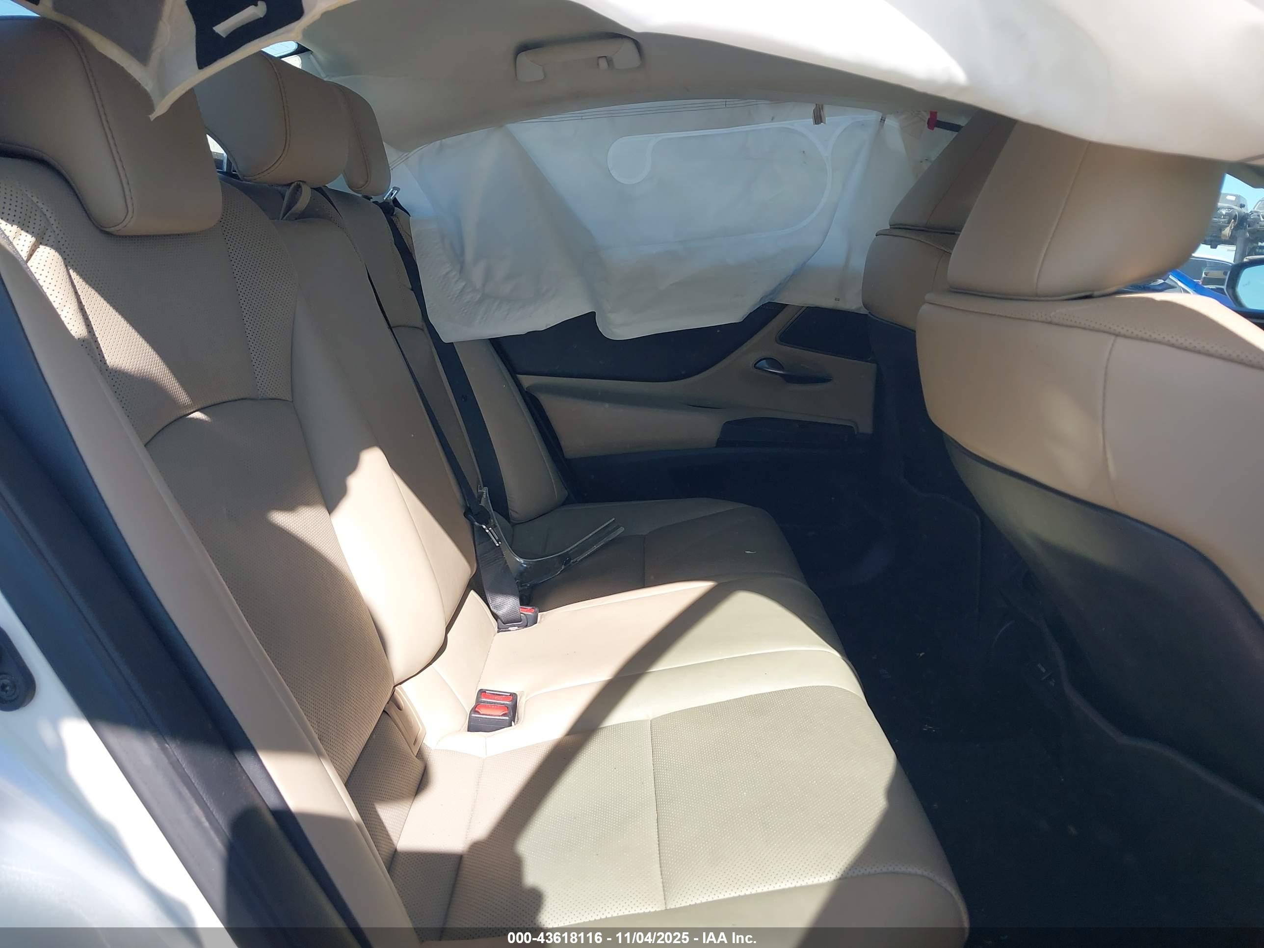 LEXUS ES image 8
