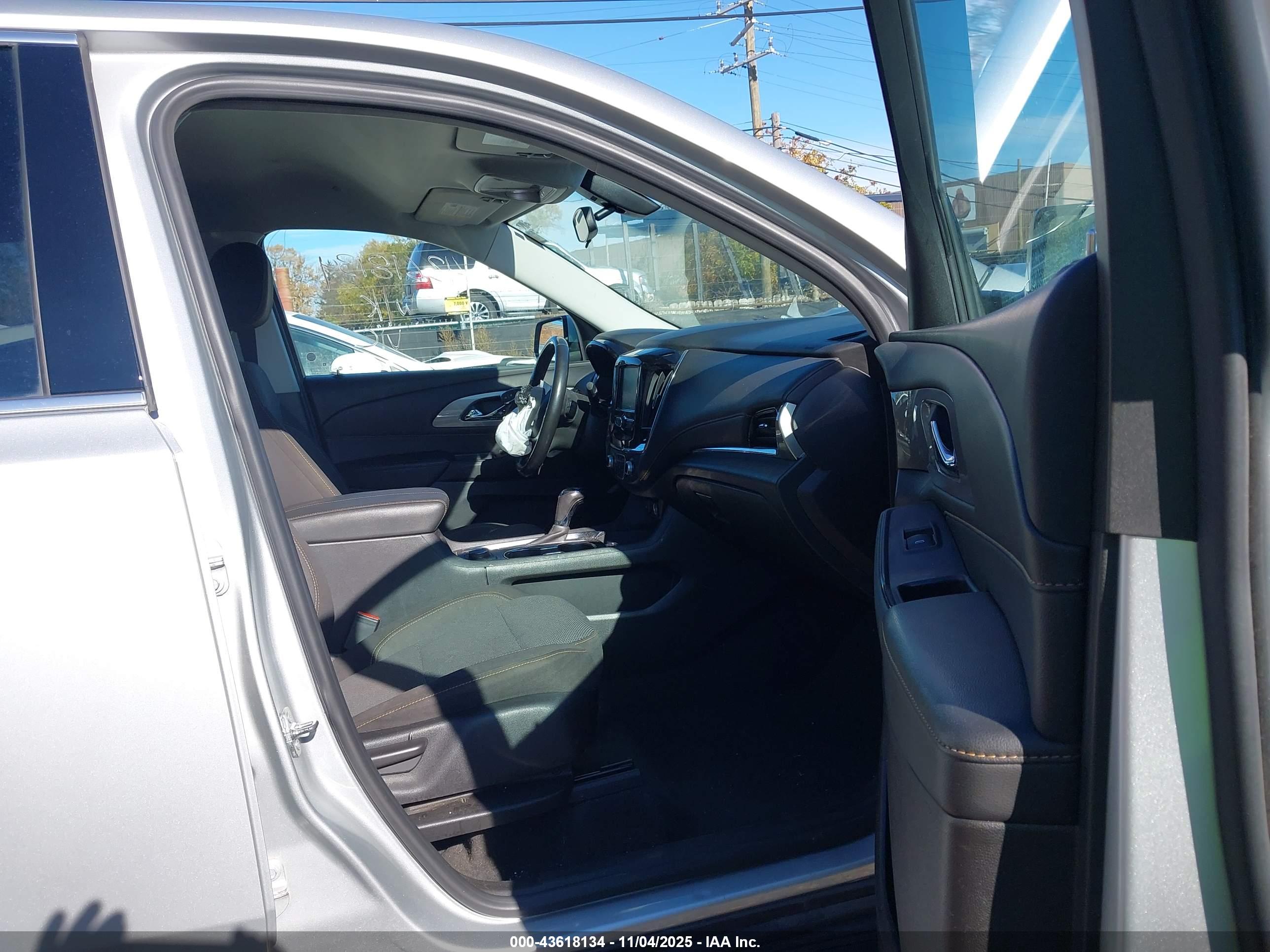 CHEVROLET TRAVERSE image 5