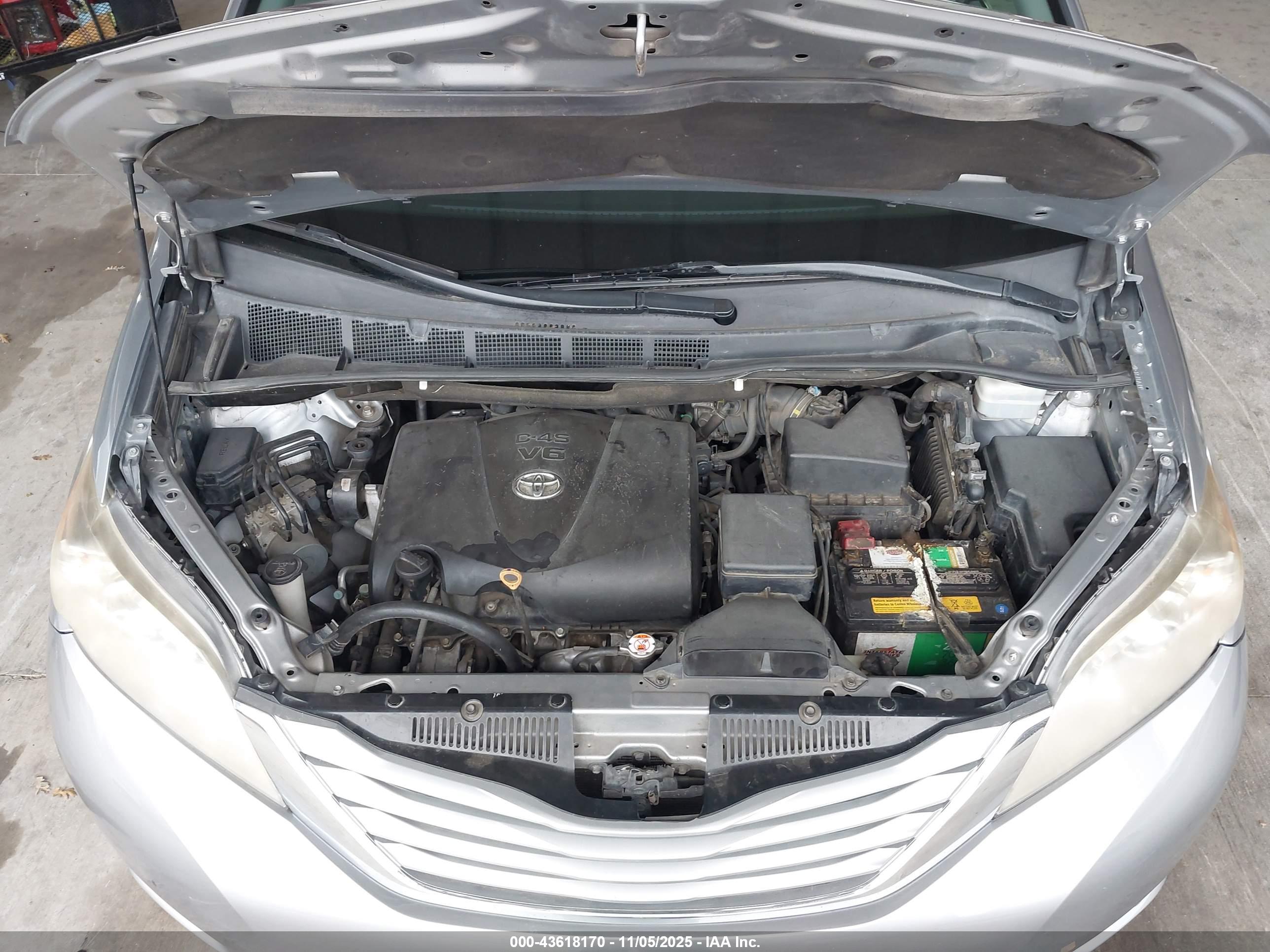 TOYOTA SIENNA image 10
