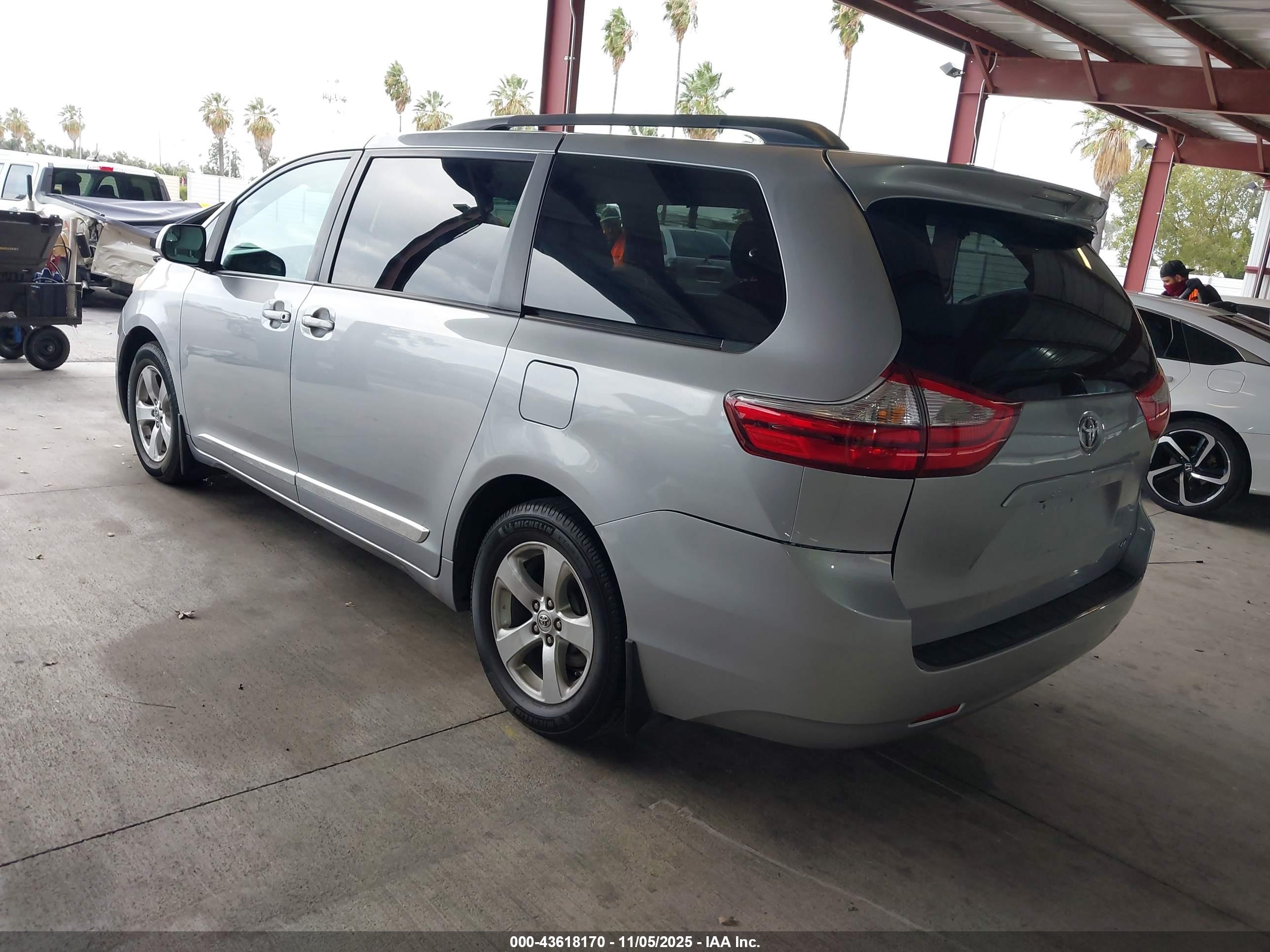 TOYOTA SIENNA image 3