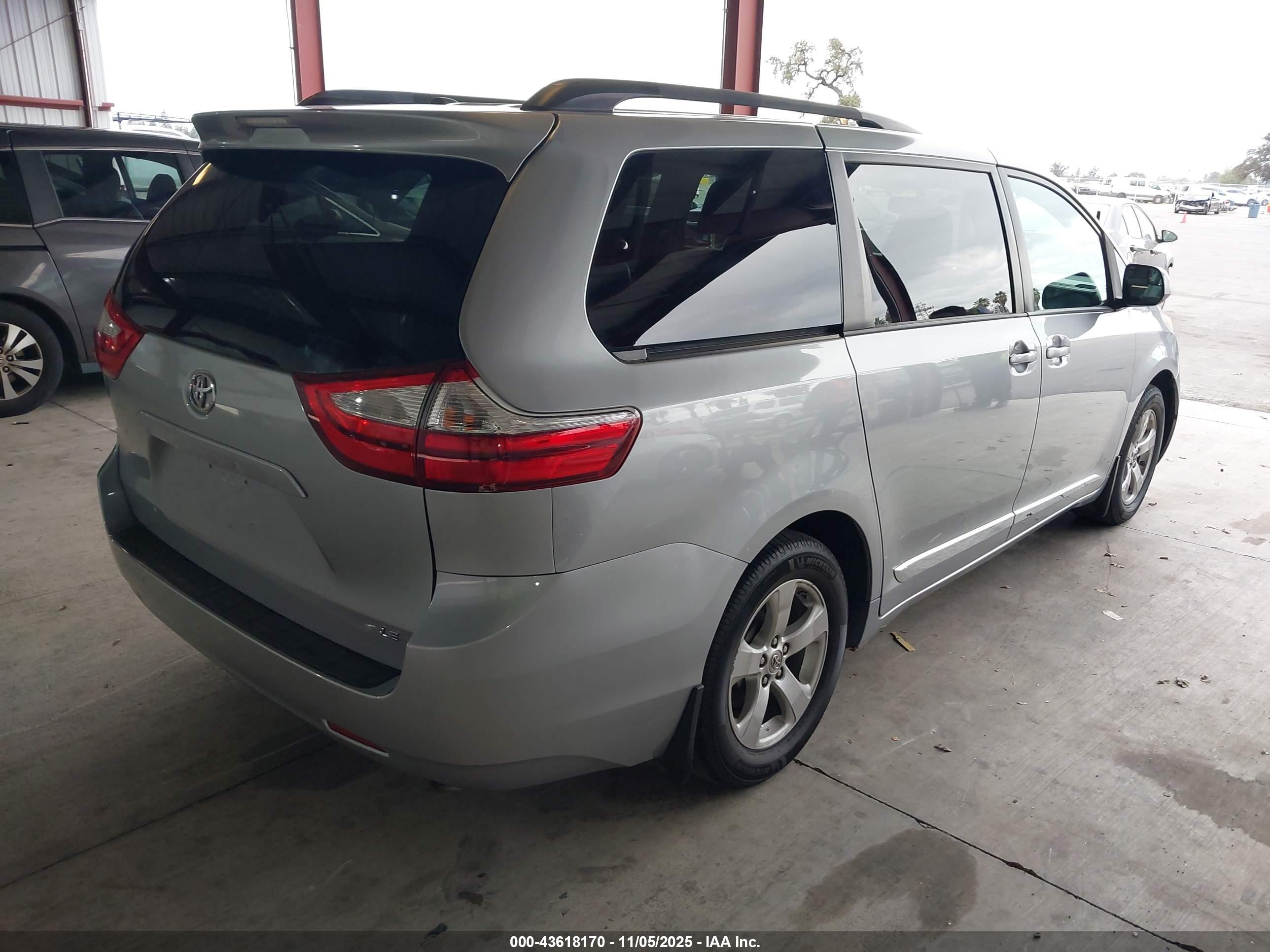 TOYOTA SIENNA image 4