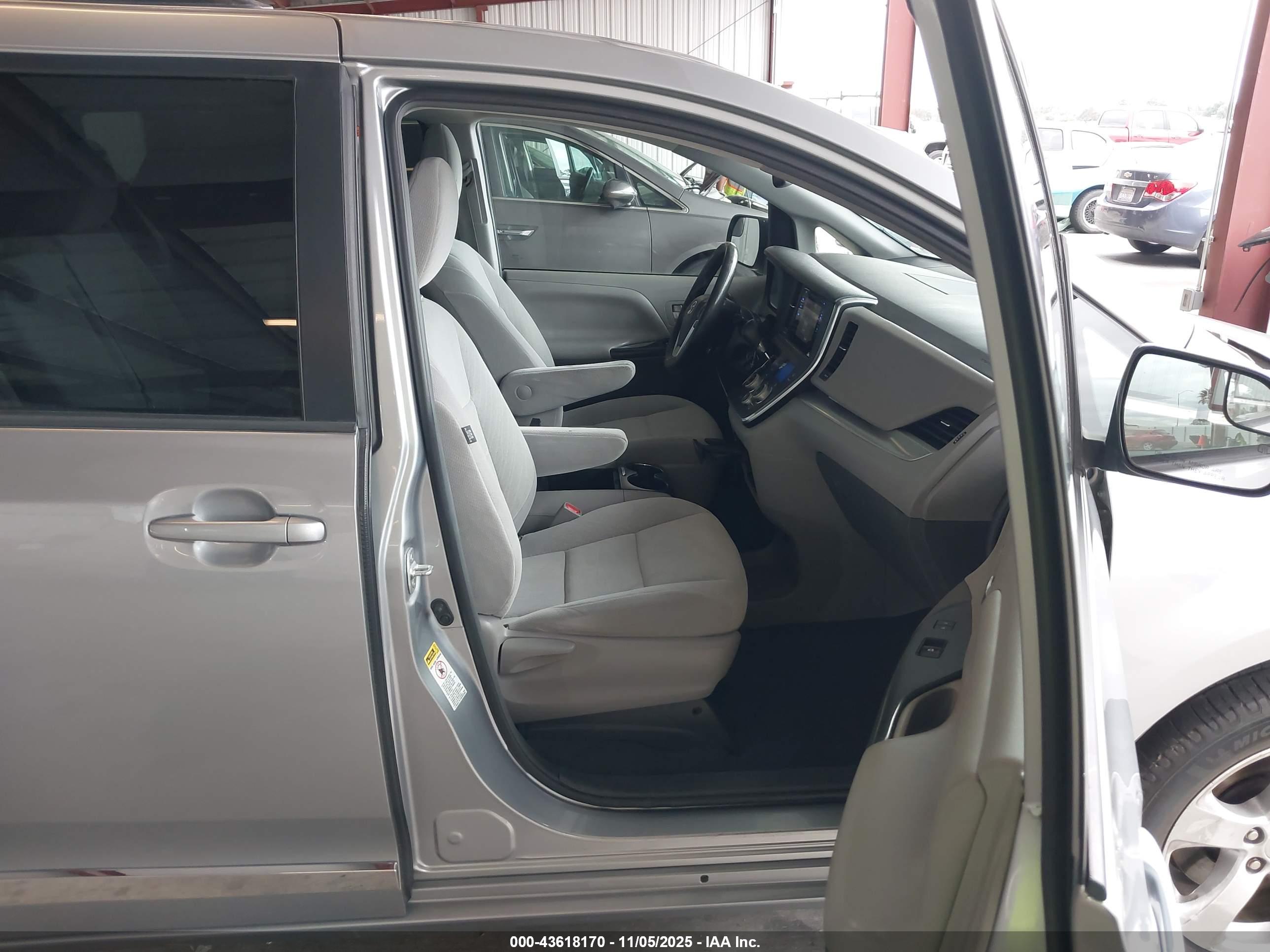 TOYOTA SIENNA image 5