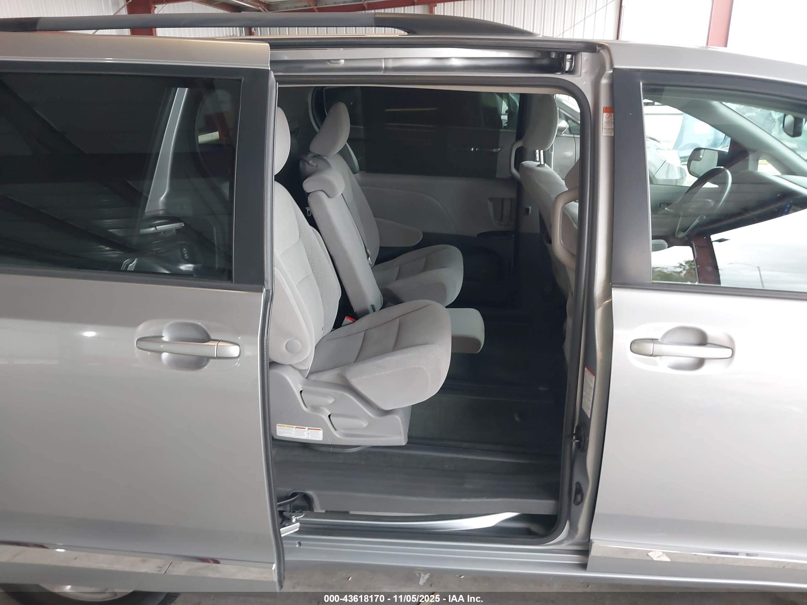 TOYOTA SIENNA image 8