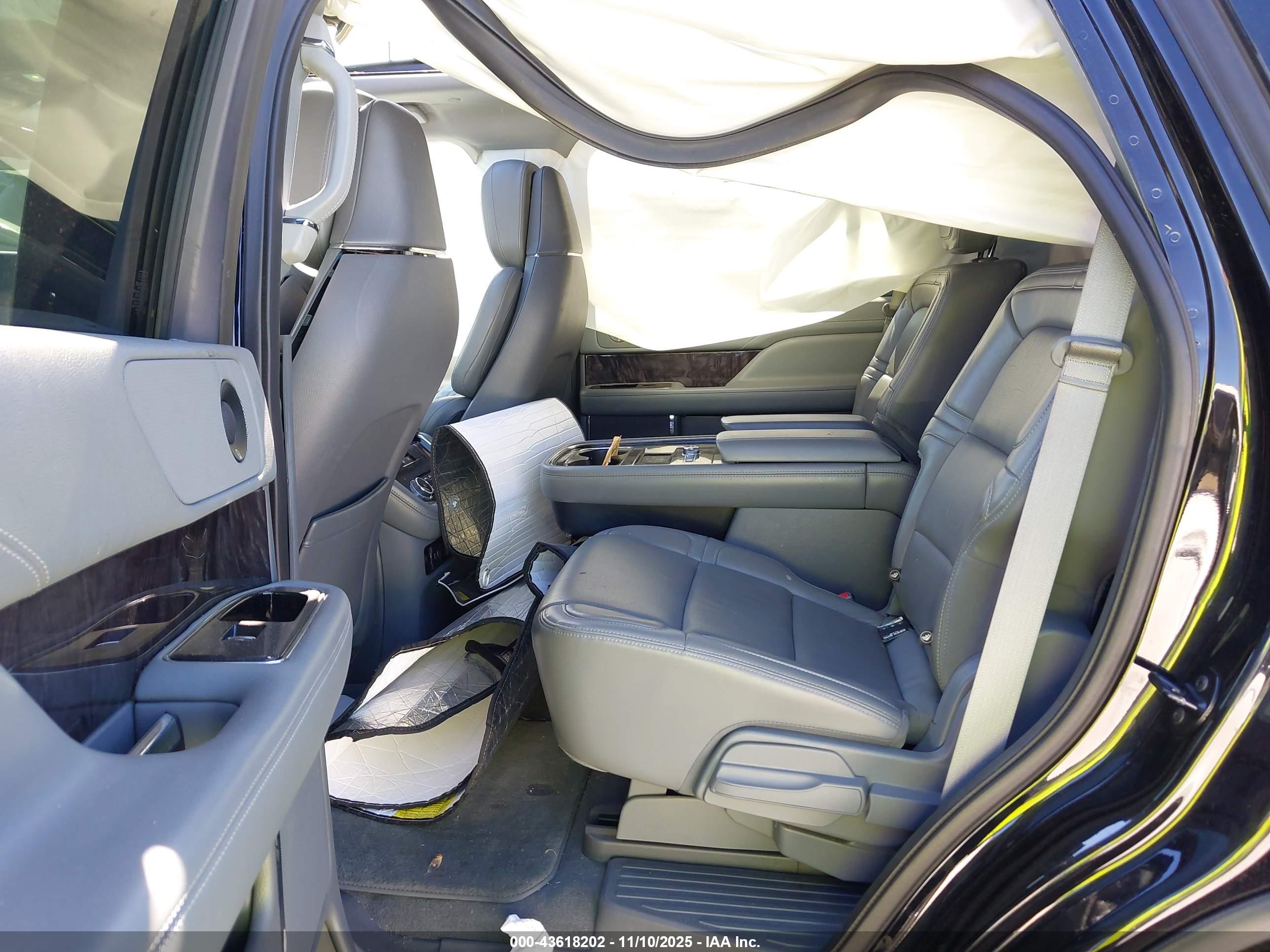 LINCOLN NAVIGATOR image 8