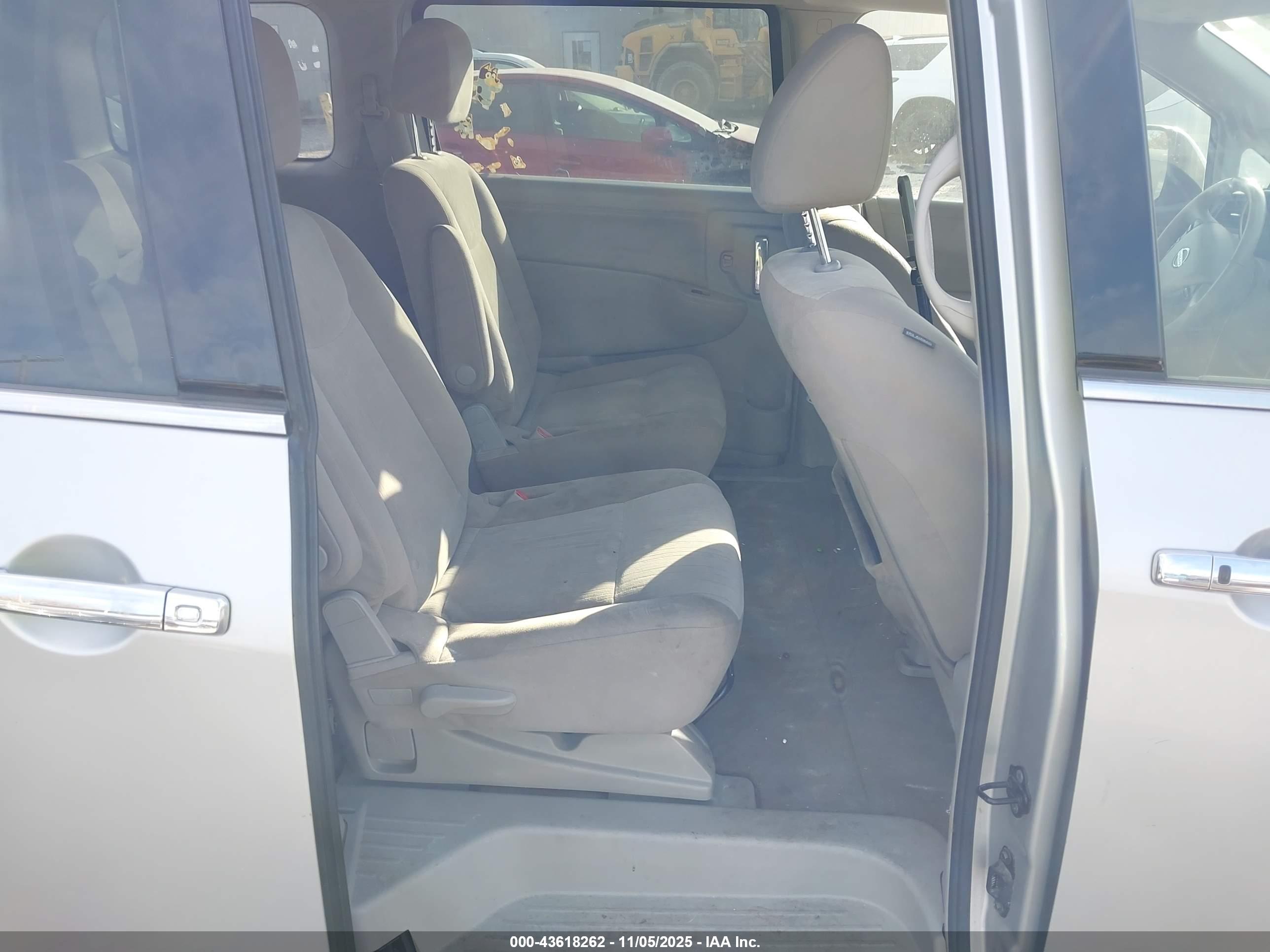 NISSAN QUEST image 8