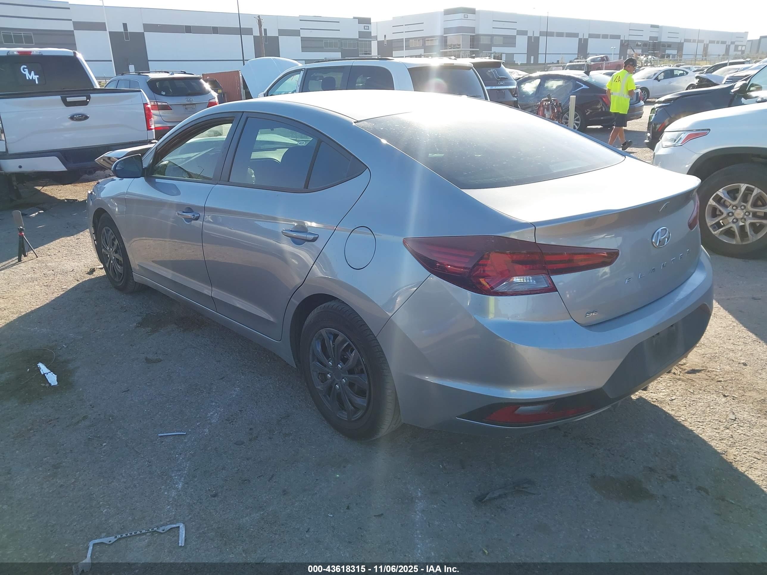 HYUNDAI ELANTRA image 3
