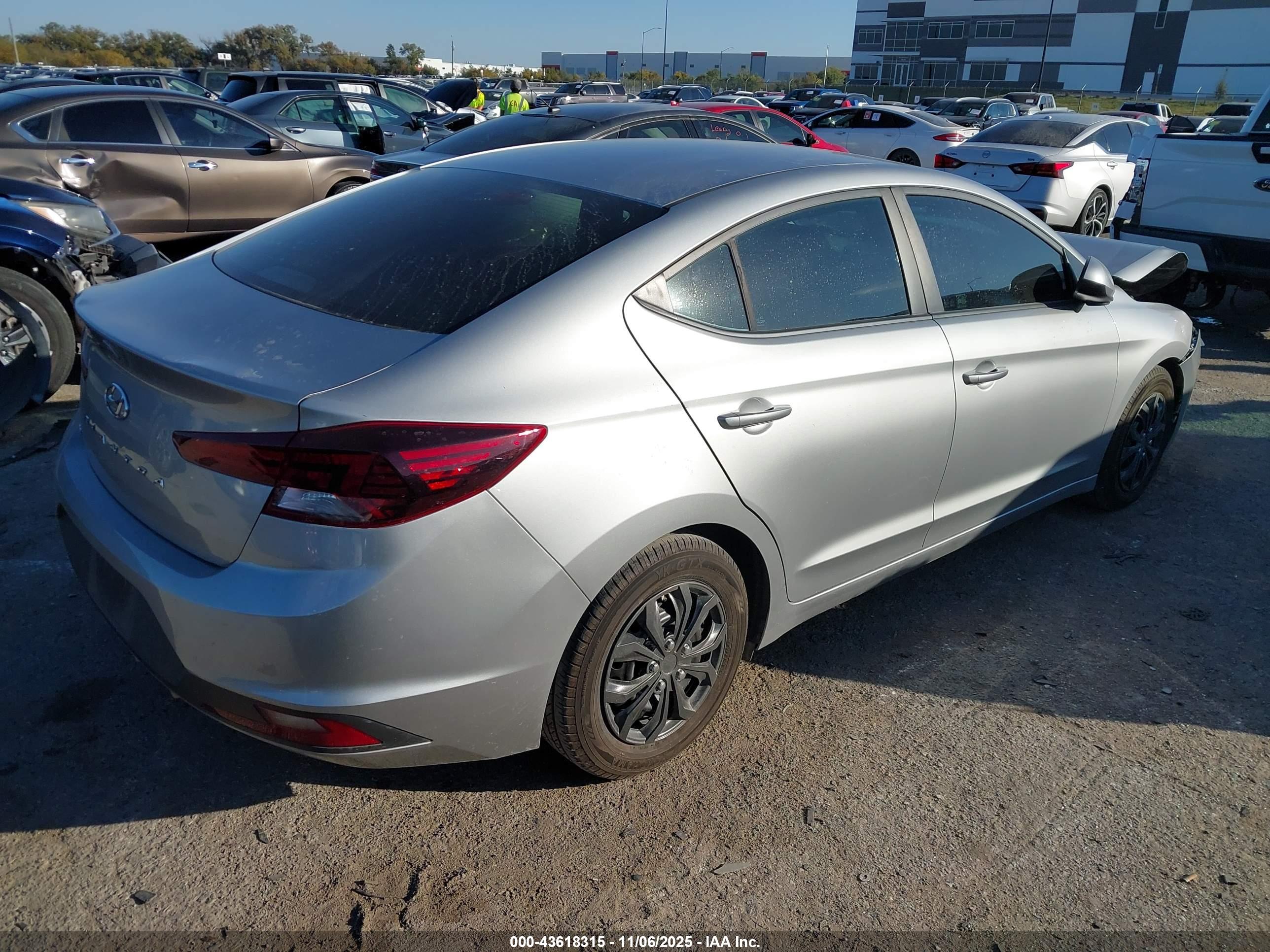 HYUNDAI ELANTRA image 4