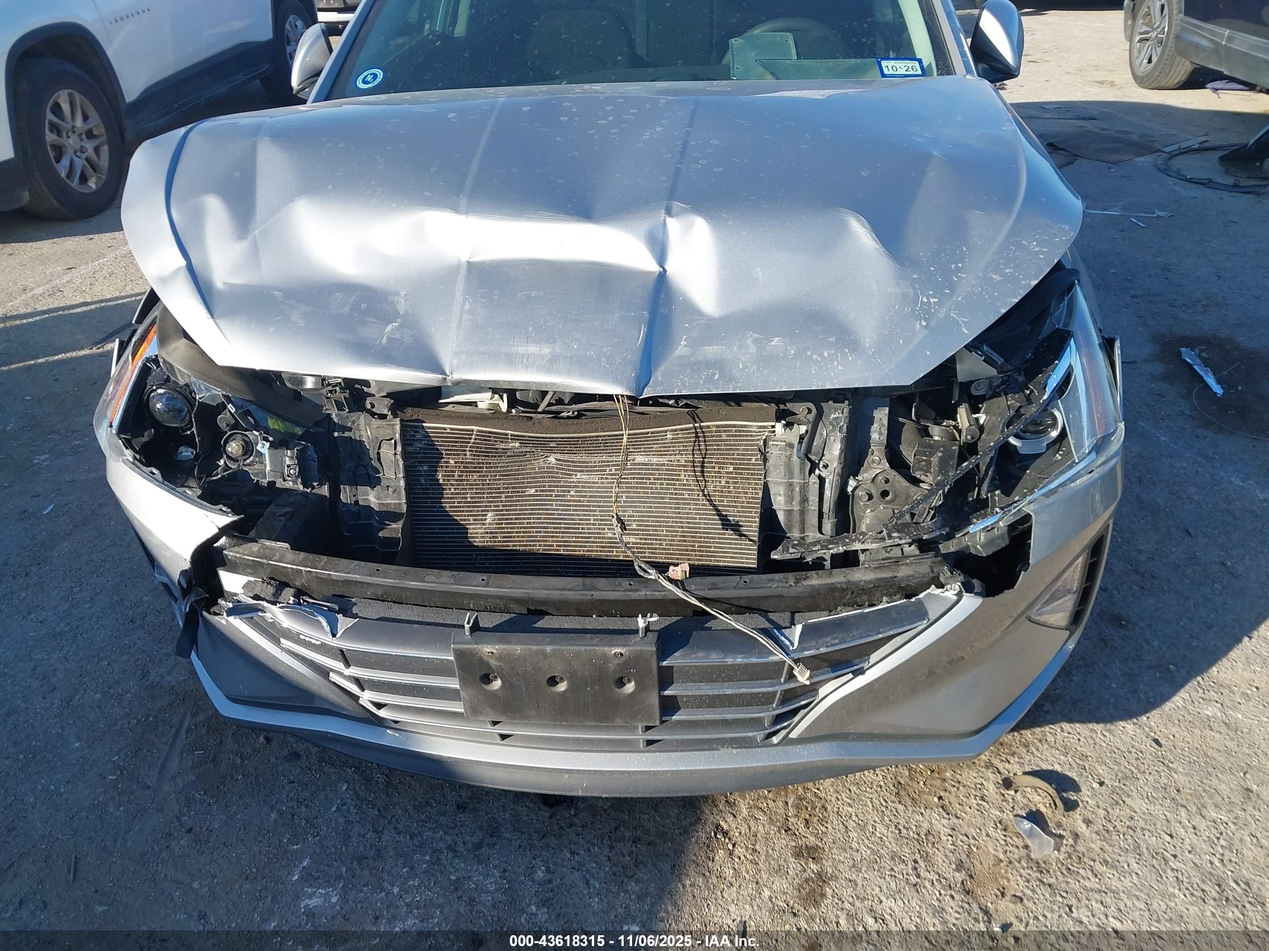 HYUNDAI ELANTRA image 6