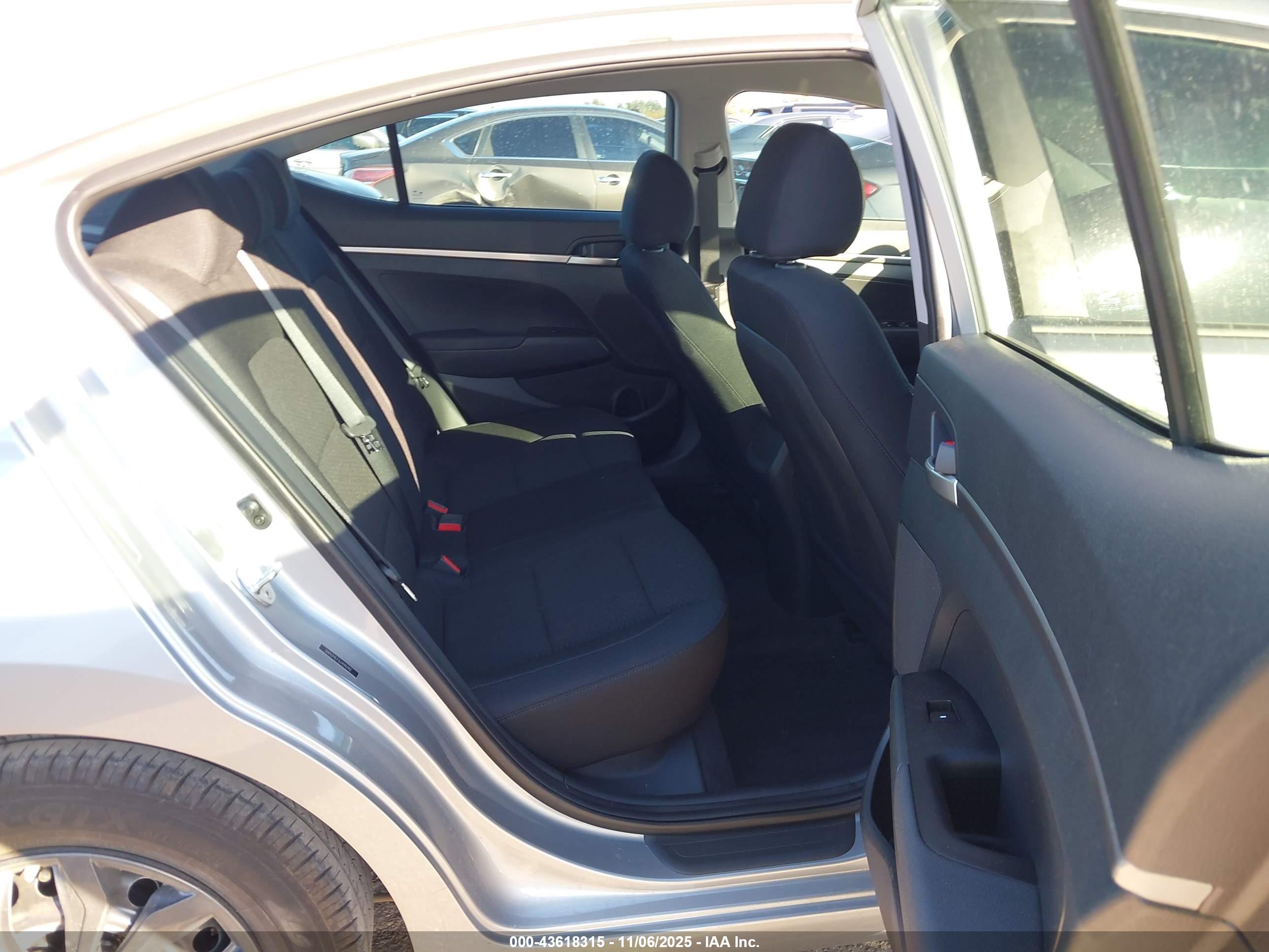HYUNDAI ELANTRA image 8
