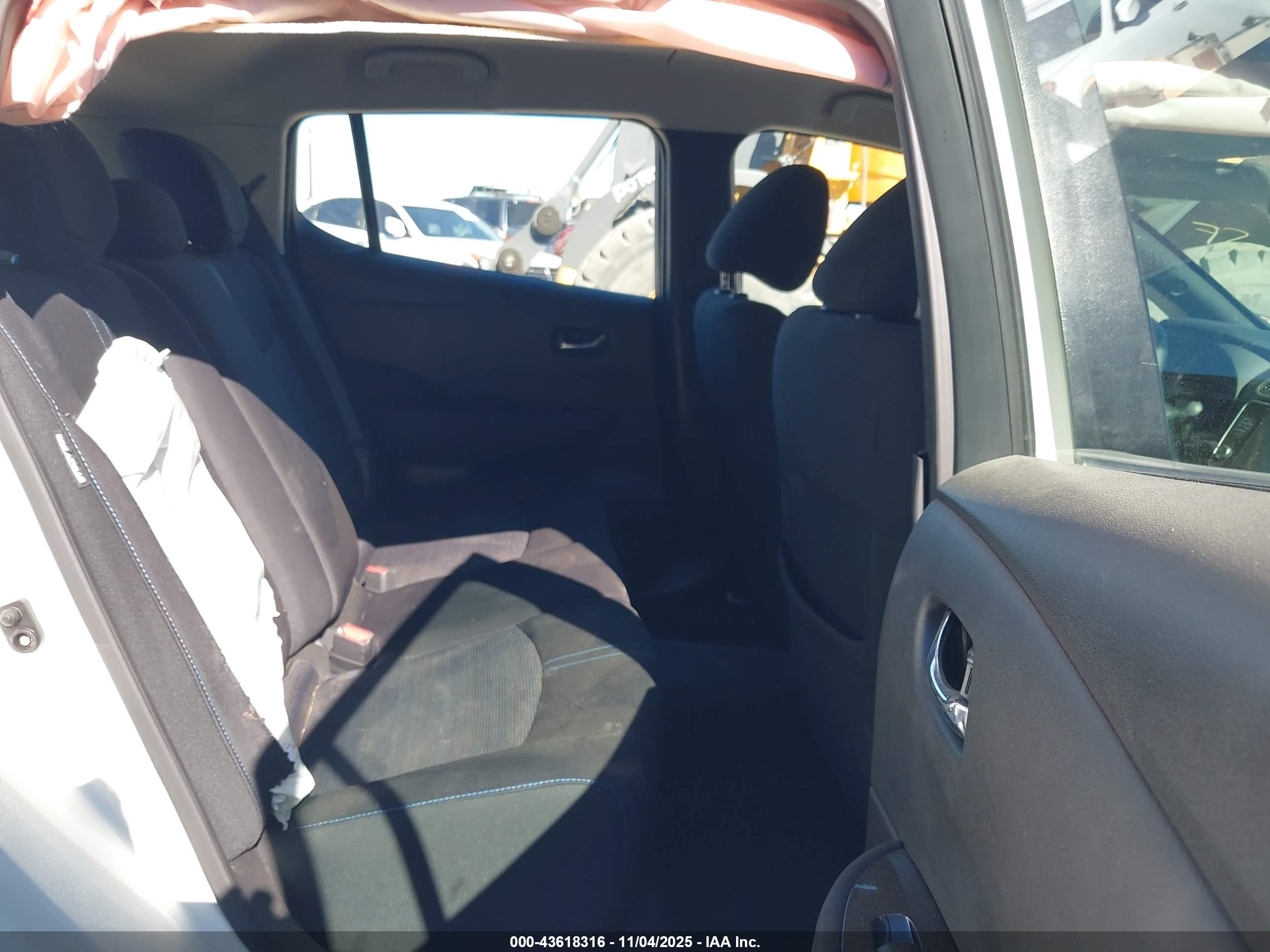 NISSAN LEAF image 8