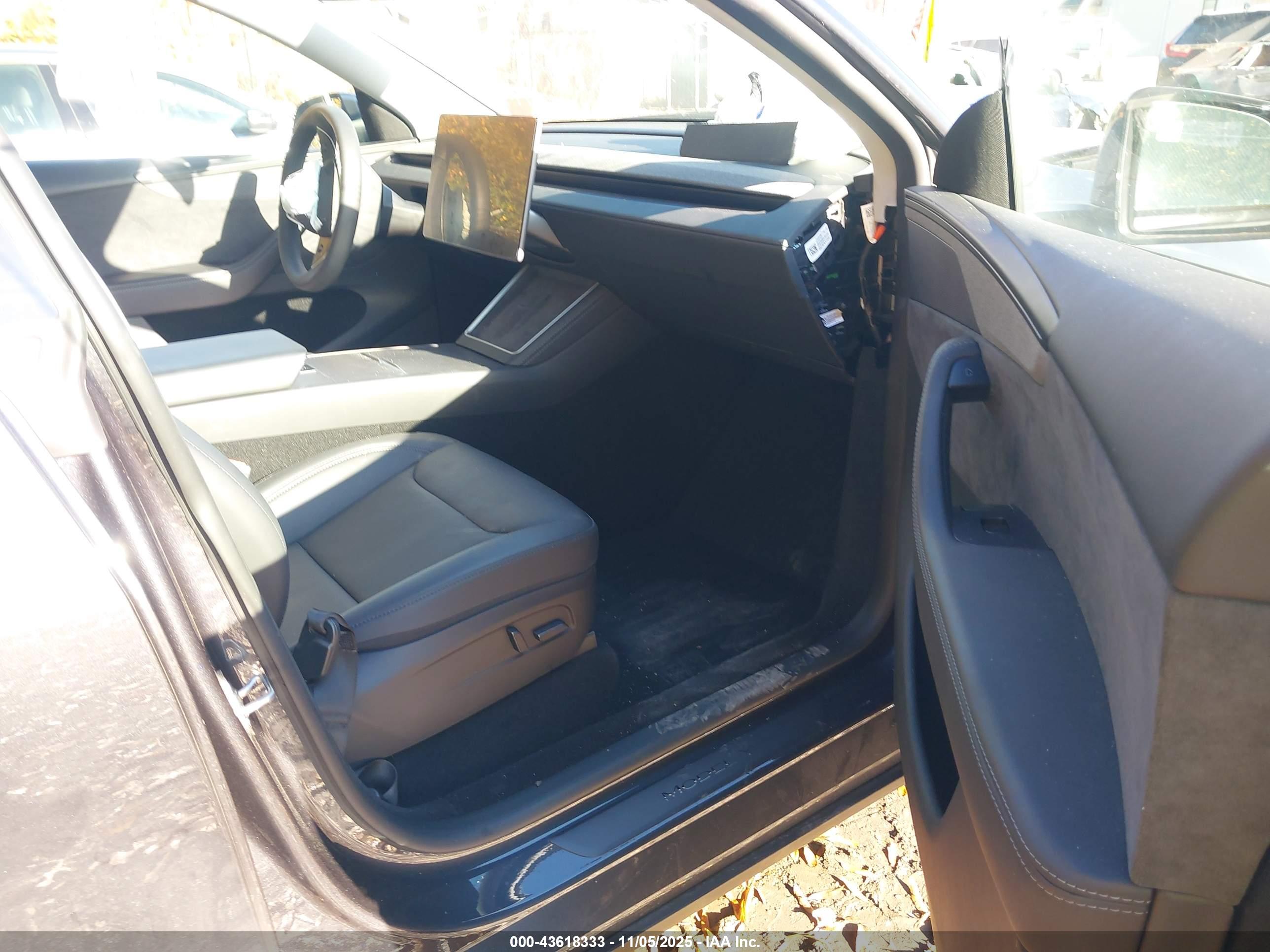 TESLA MODEL image 5