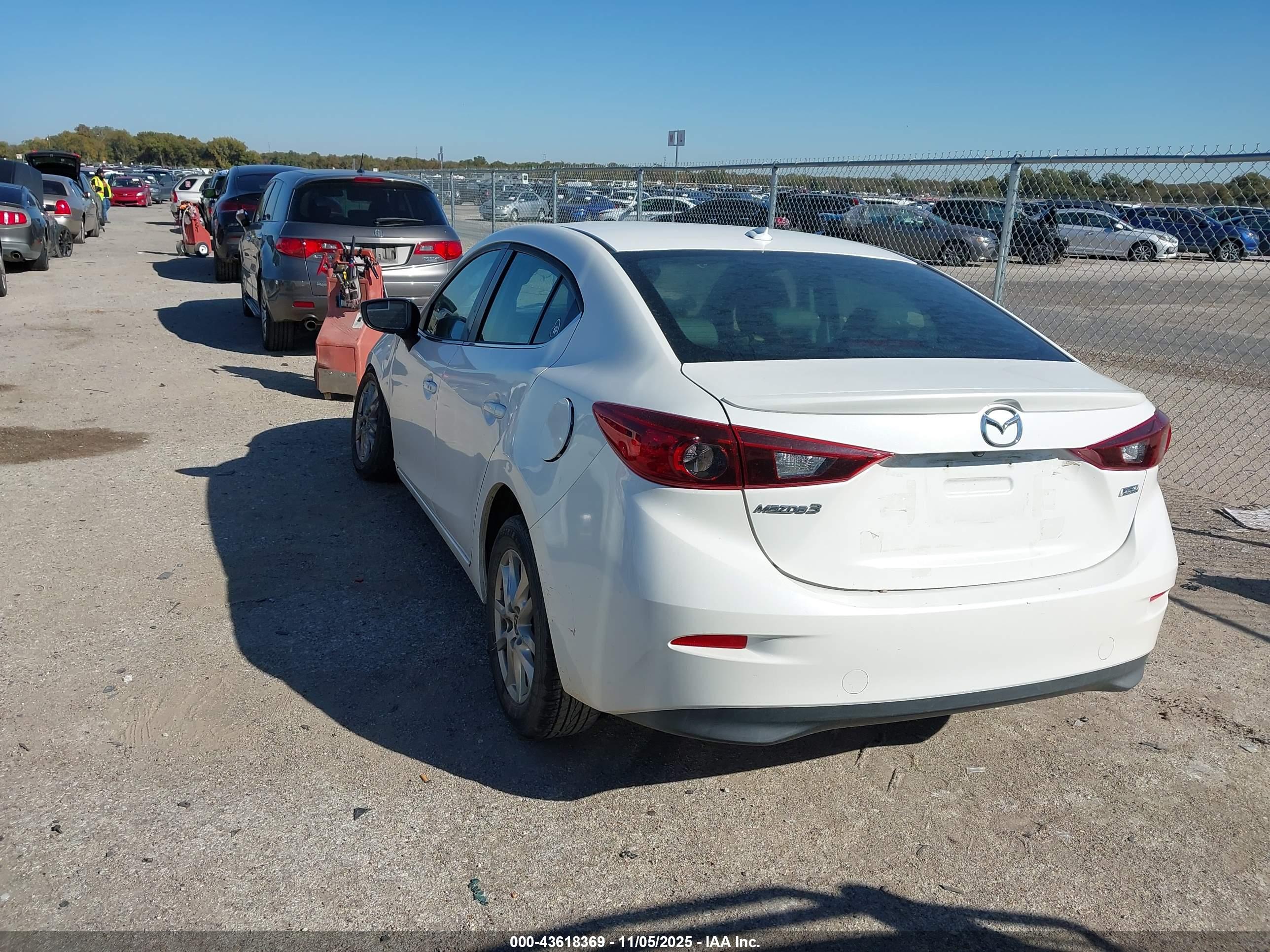 MAZDA MAZDA3 image 3