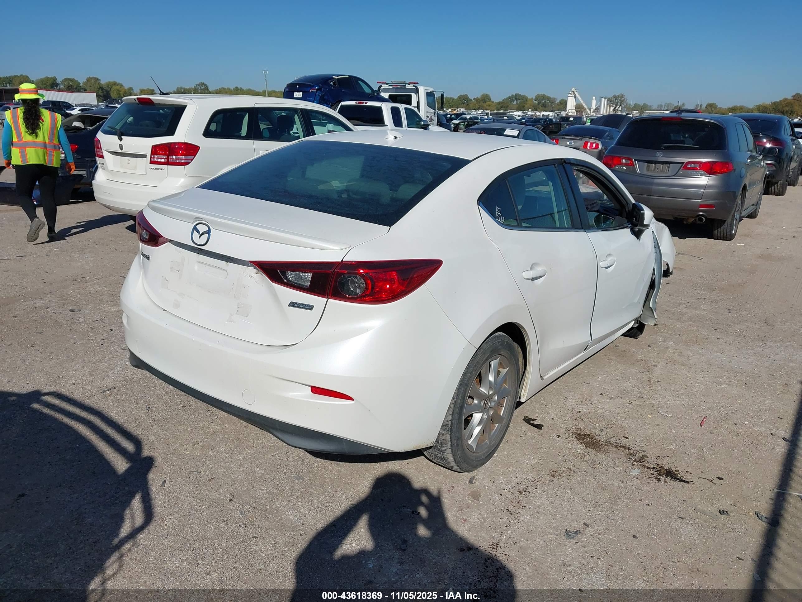 MAZDA MAZDA3 image 4