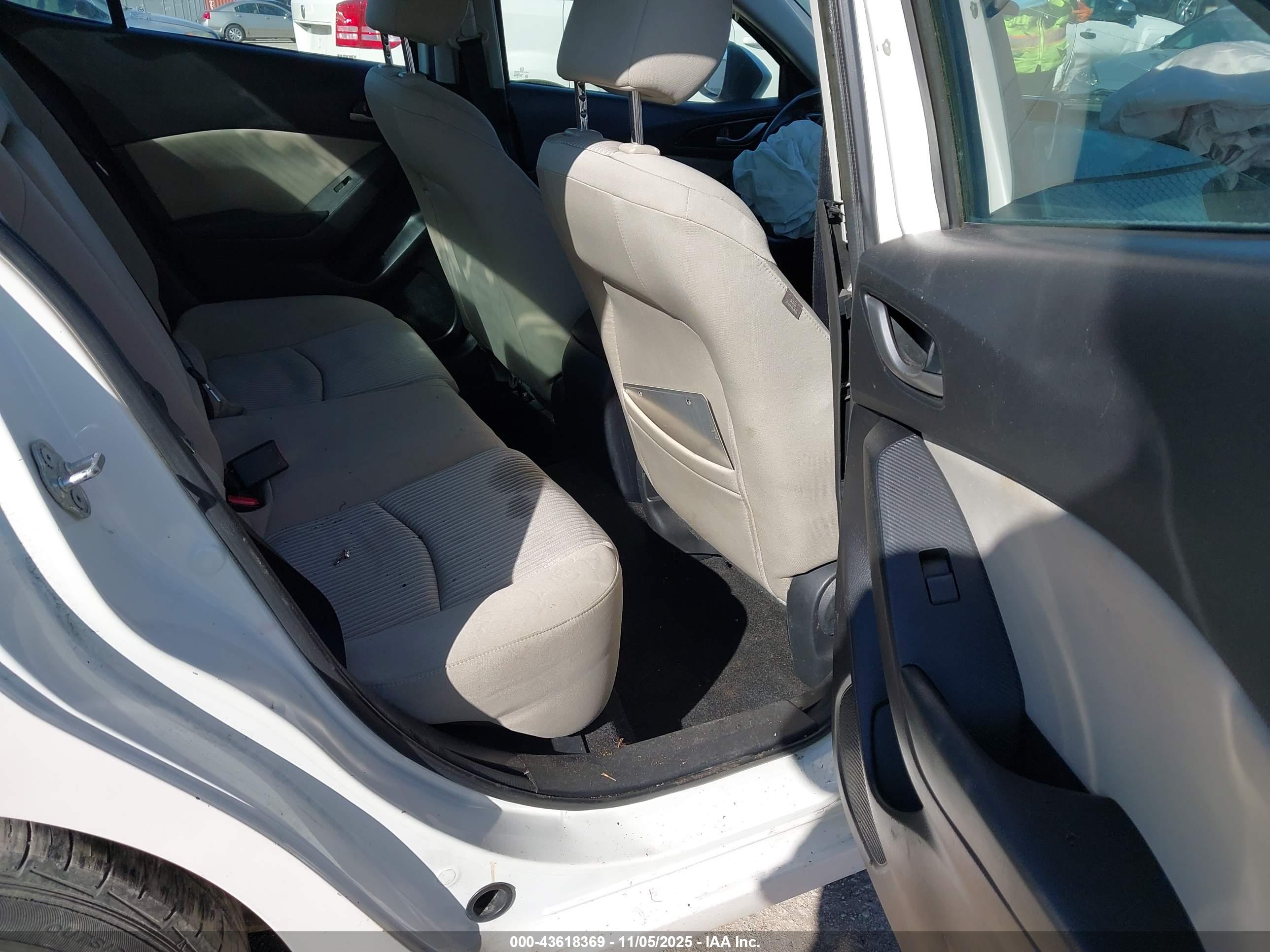MAZDA MAZDA3 image 8