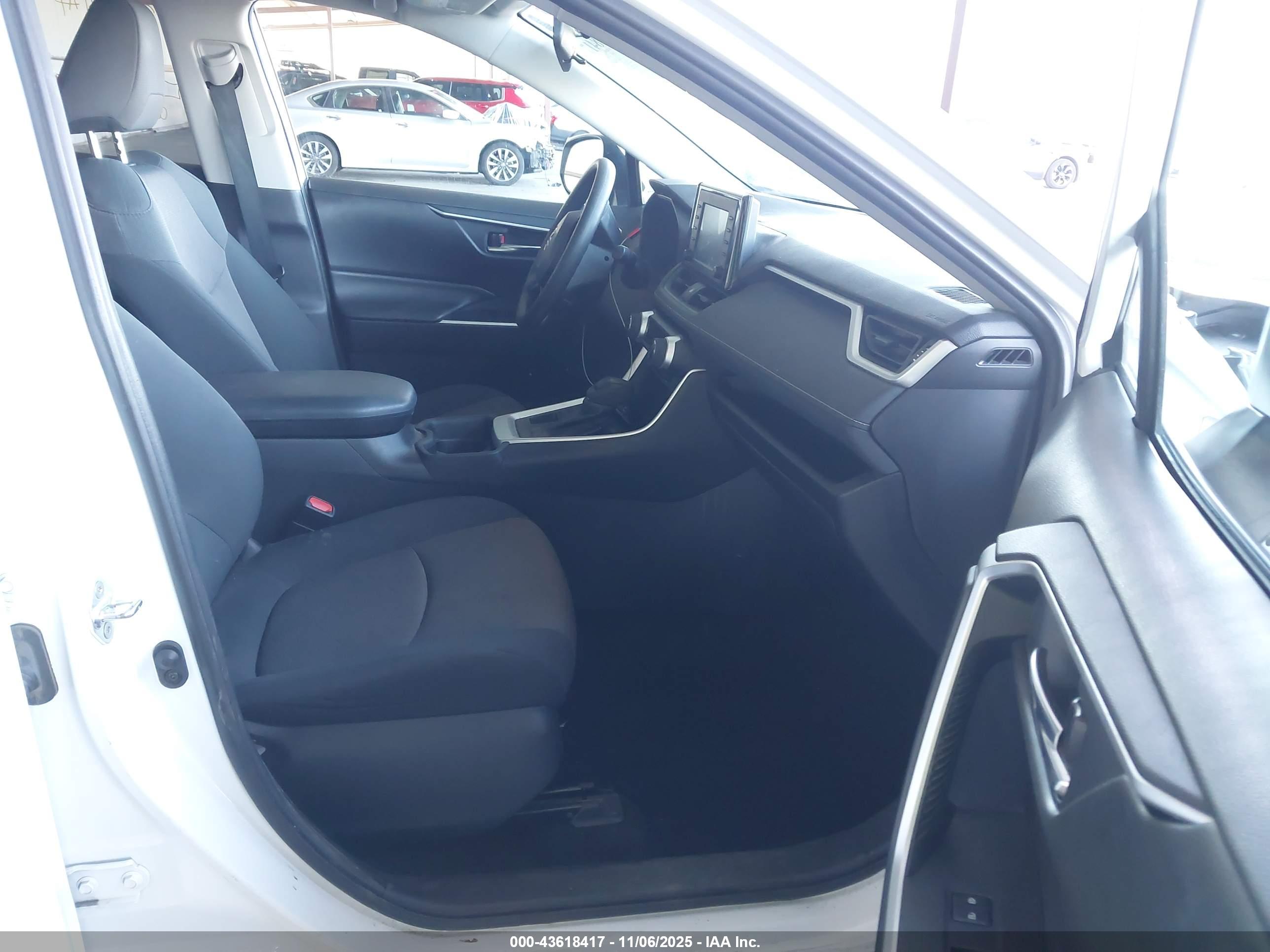 TOYOTA RAV4 image 5