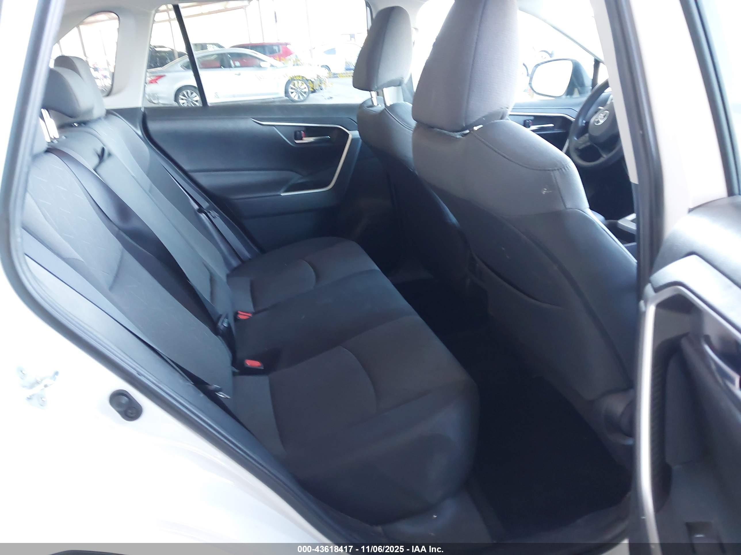 TOYOTA RAV4 image 8