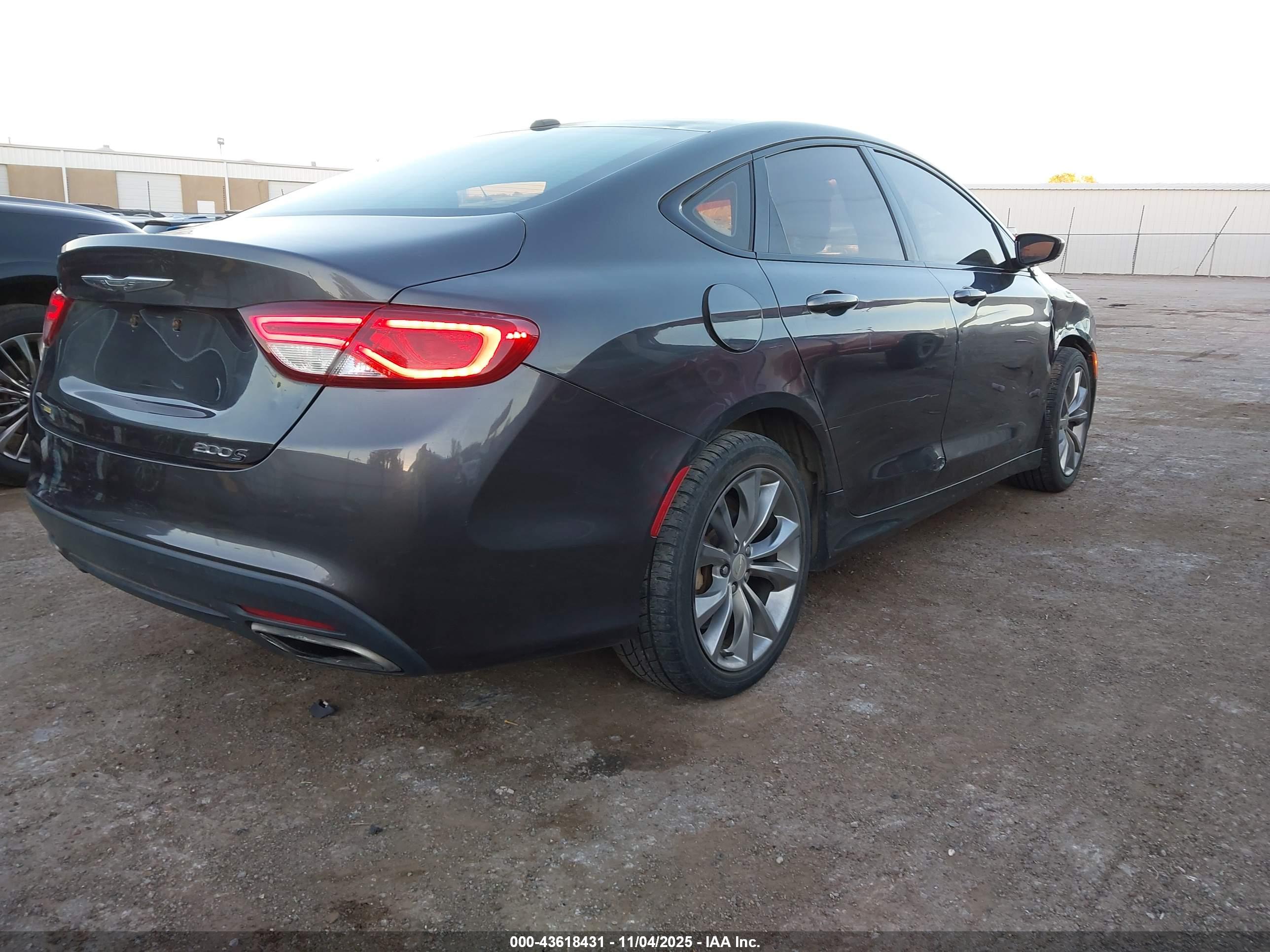 CHRYSLER 200 image 4