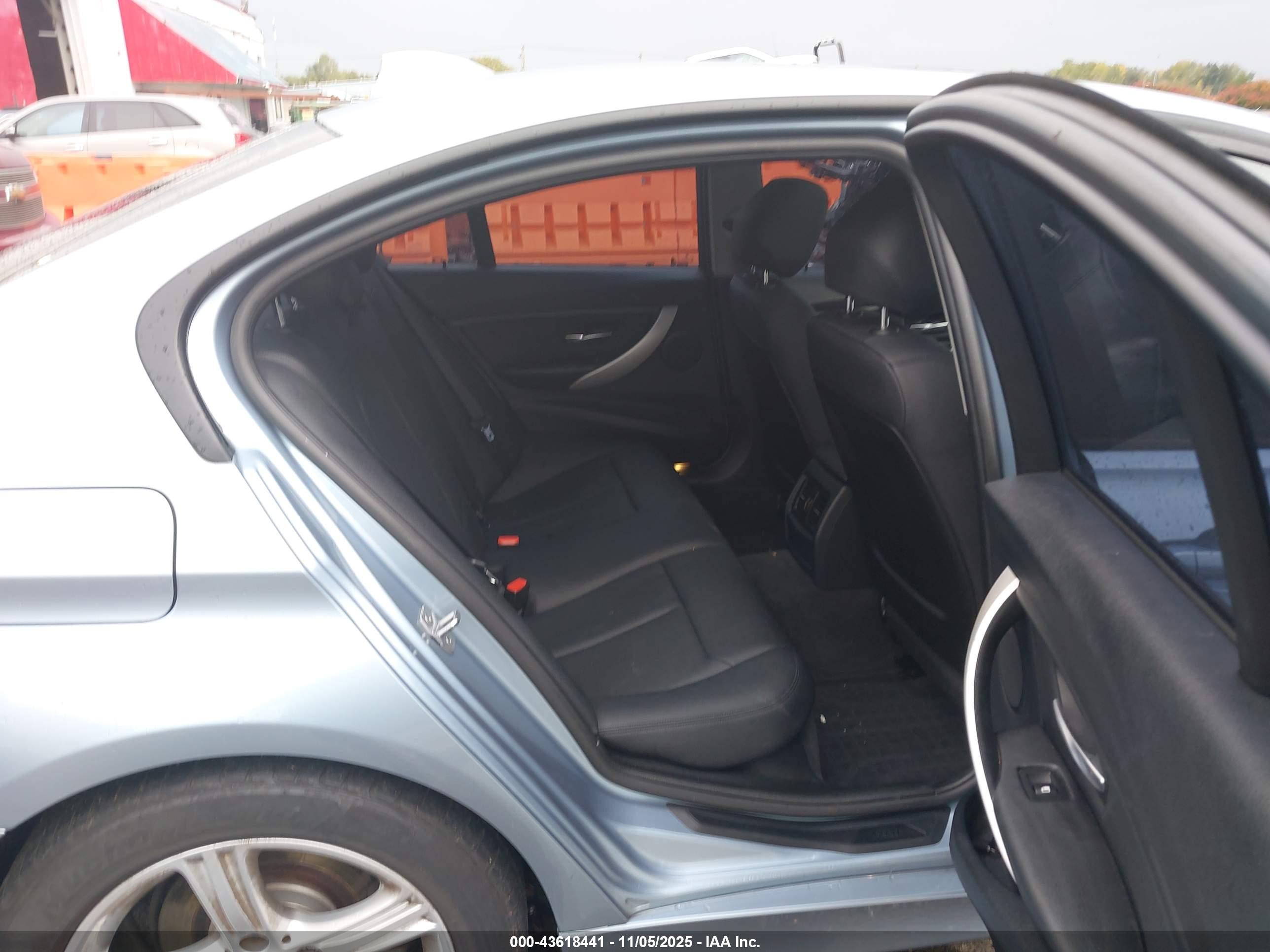 BMW 320I image 8