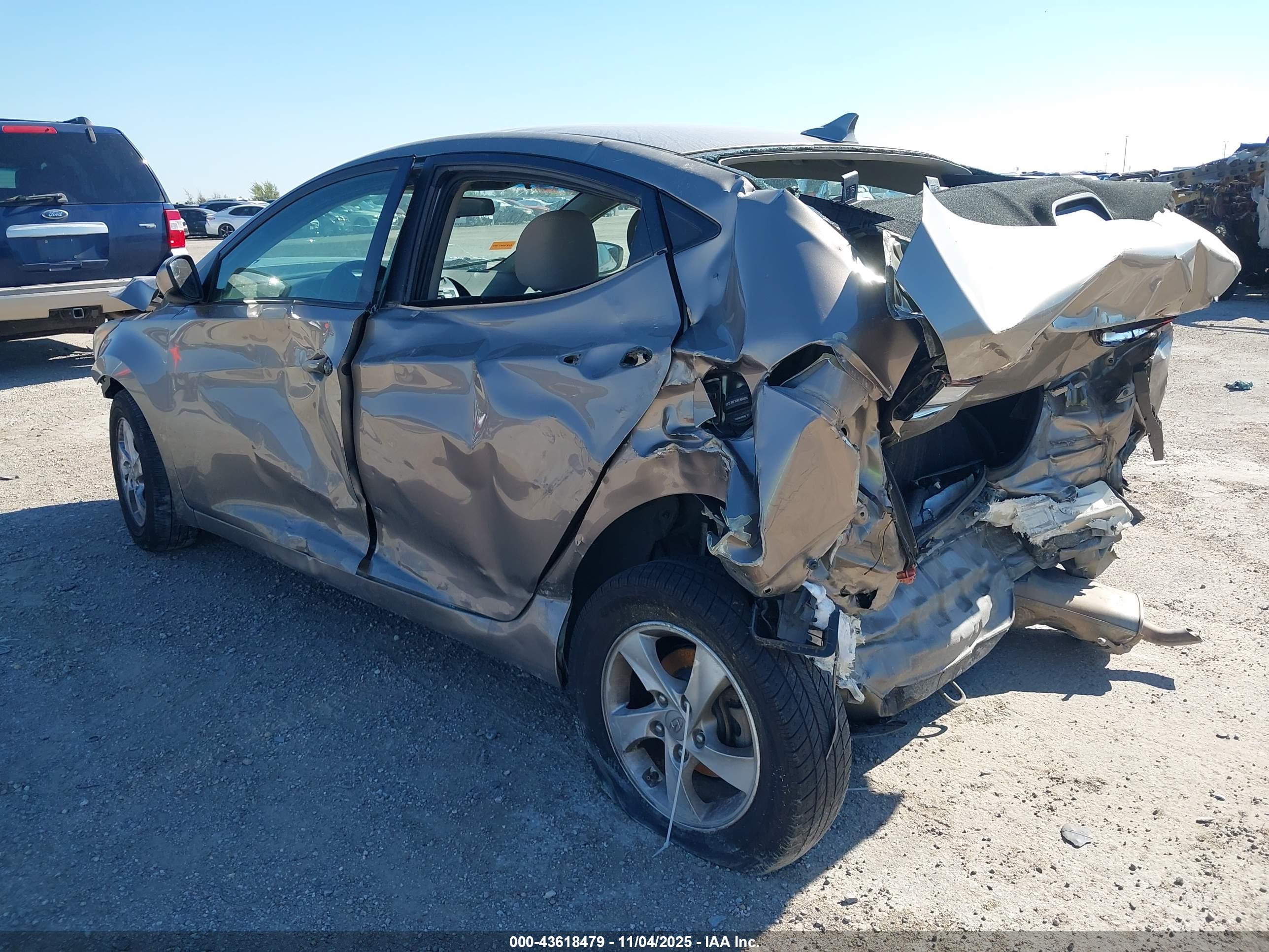HYUNDAI ELANTRA image 3