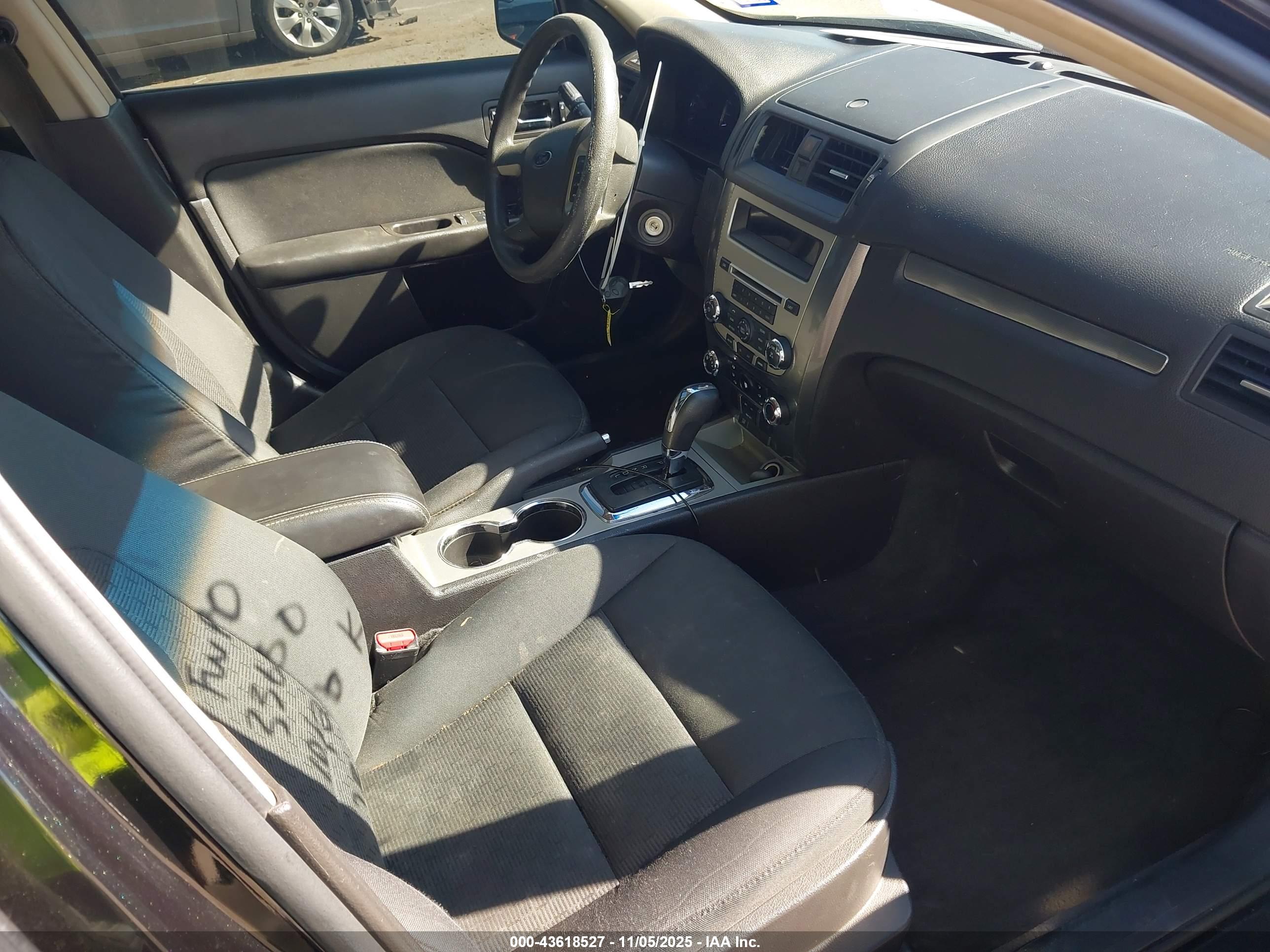 FORD FUSION image 5