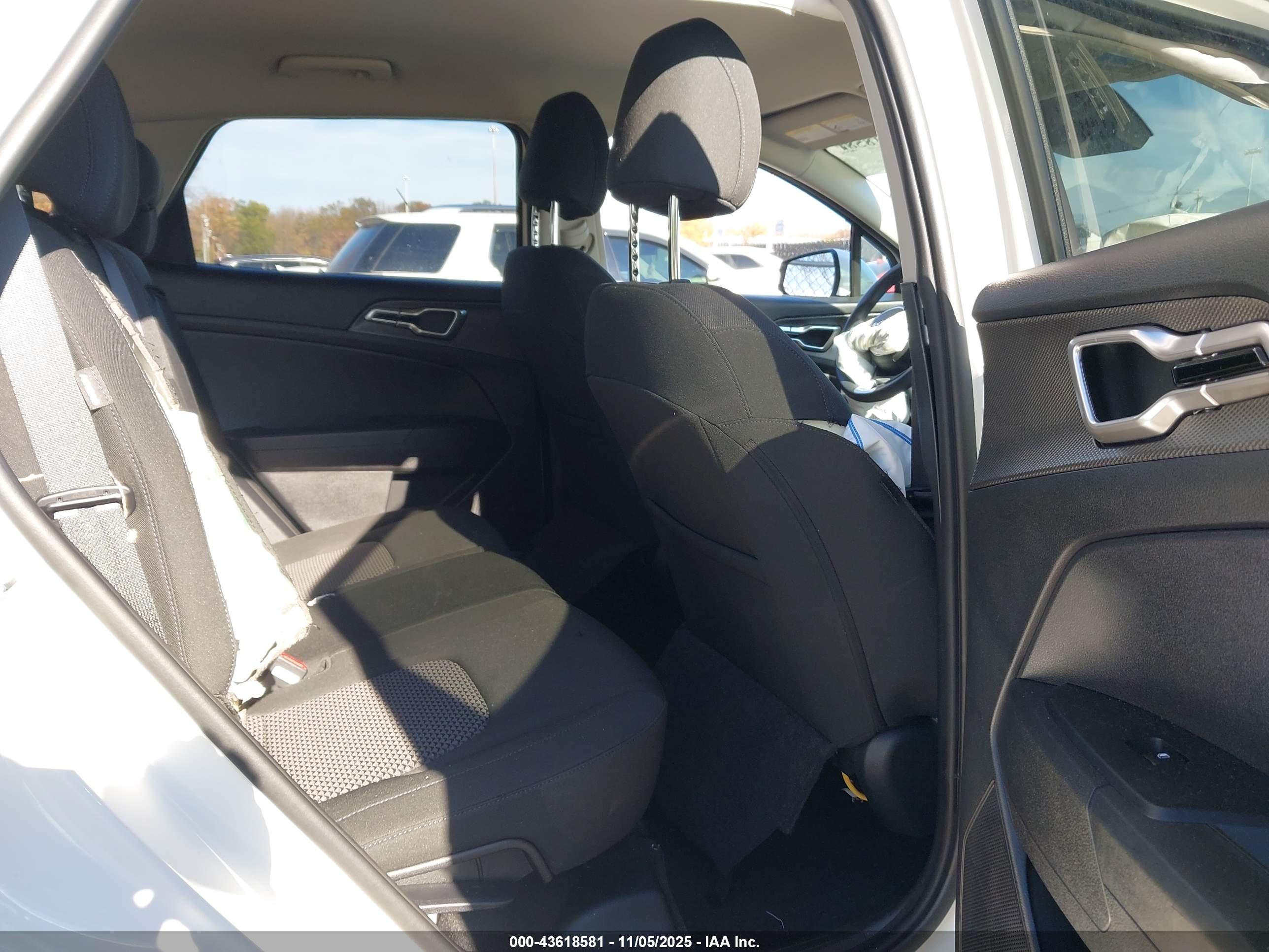 KIA SPORTAGE image 8
