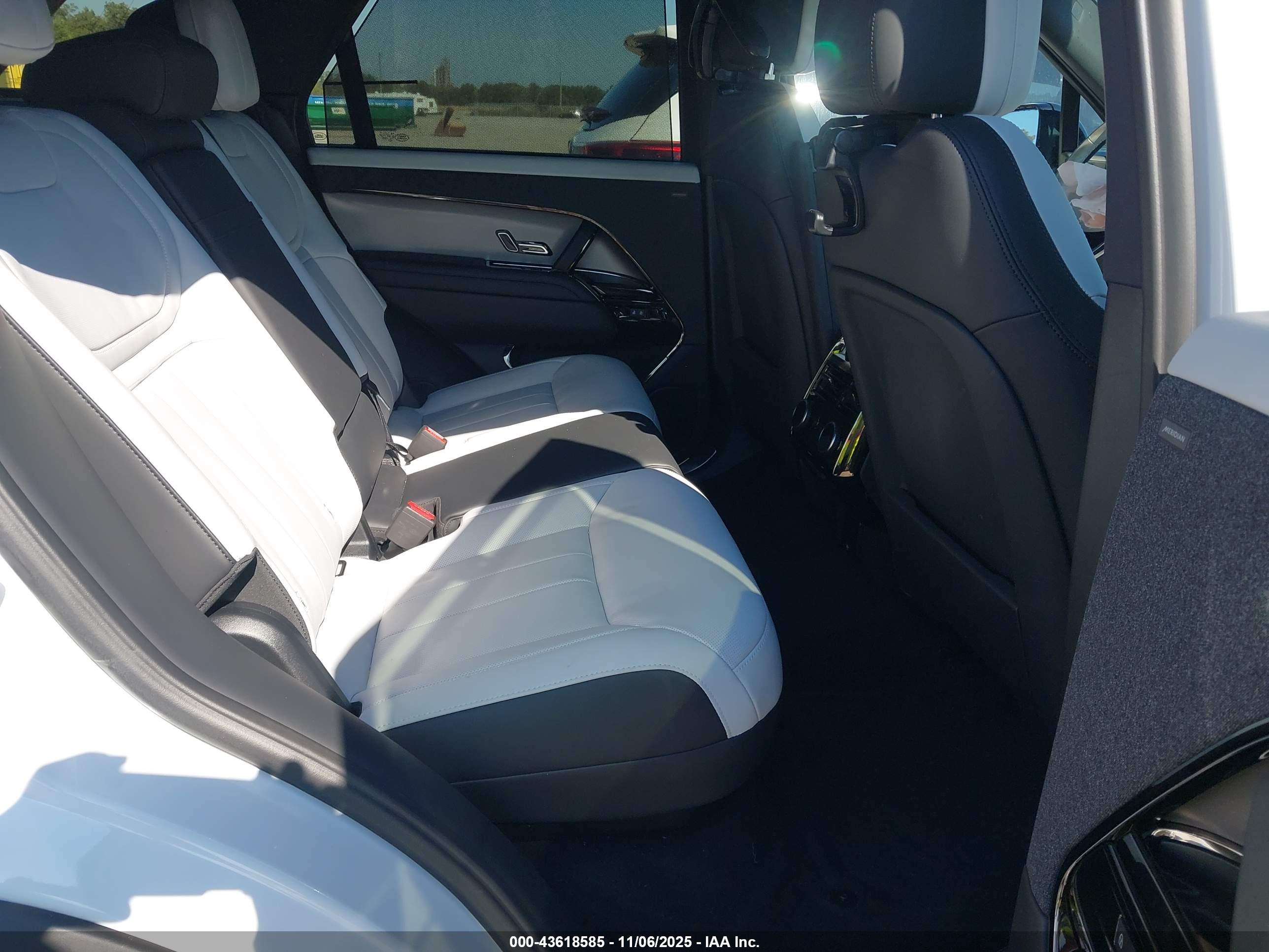 LAND ROVER image 8