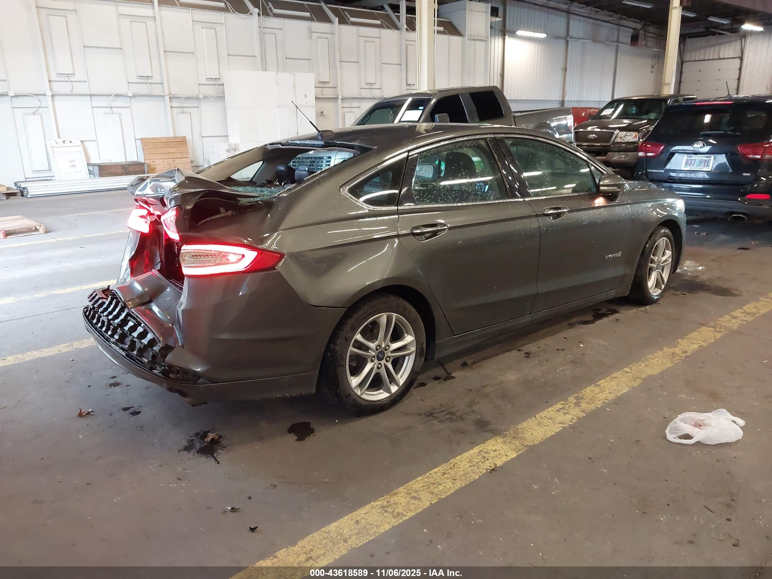 FORD FUSION image 4