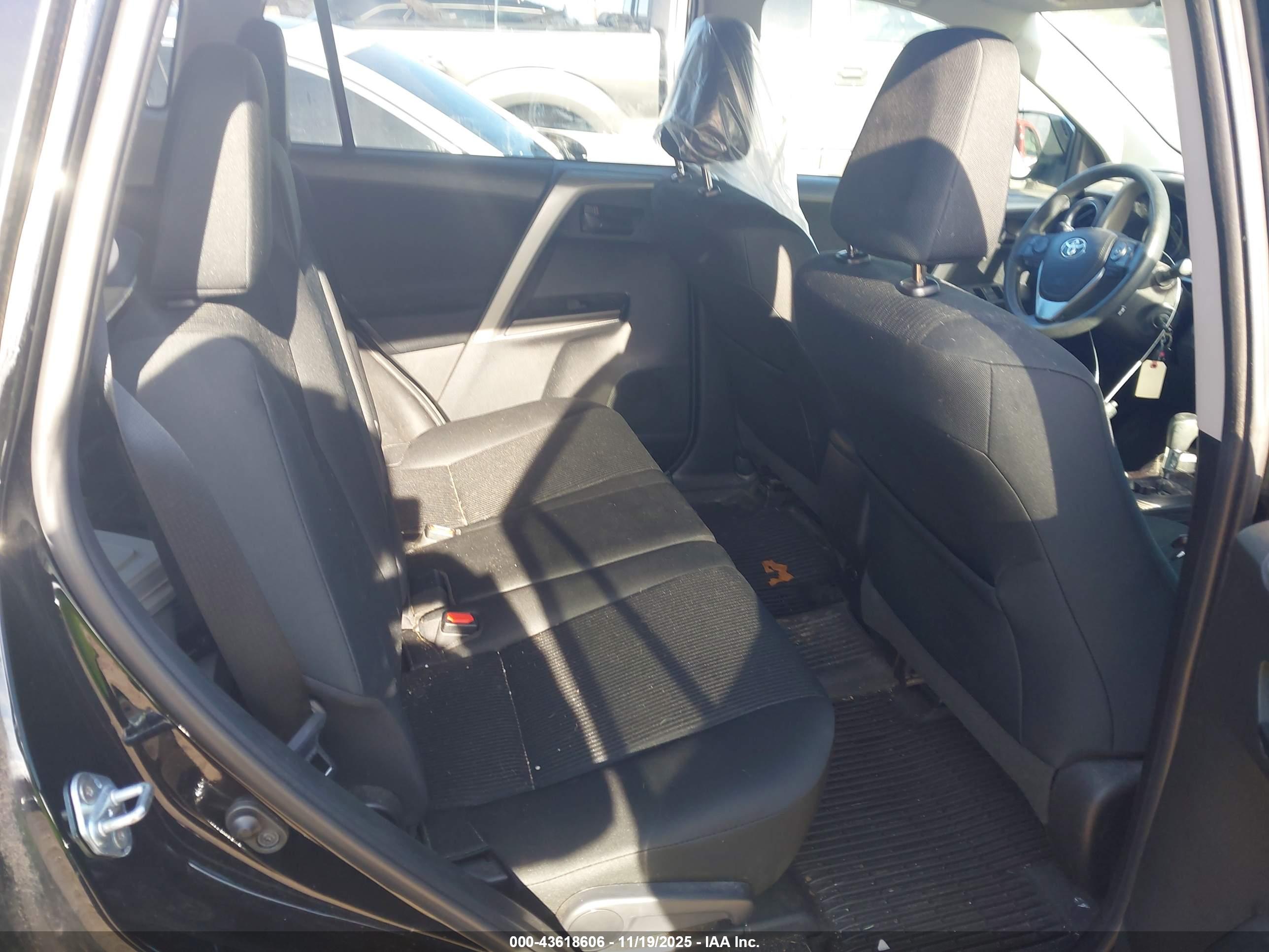TOYOTA RAV4 image 8