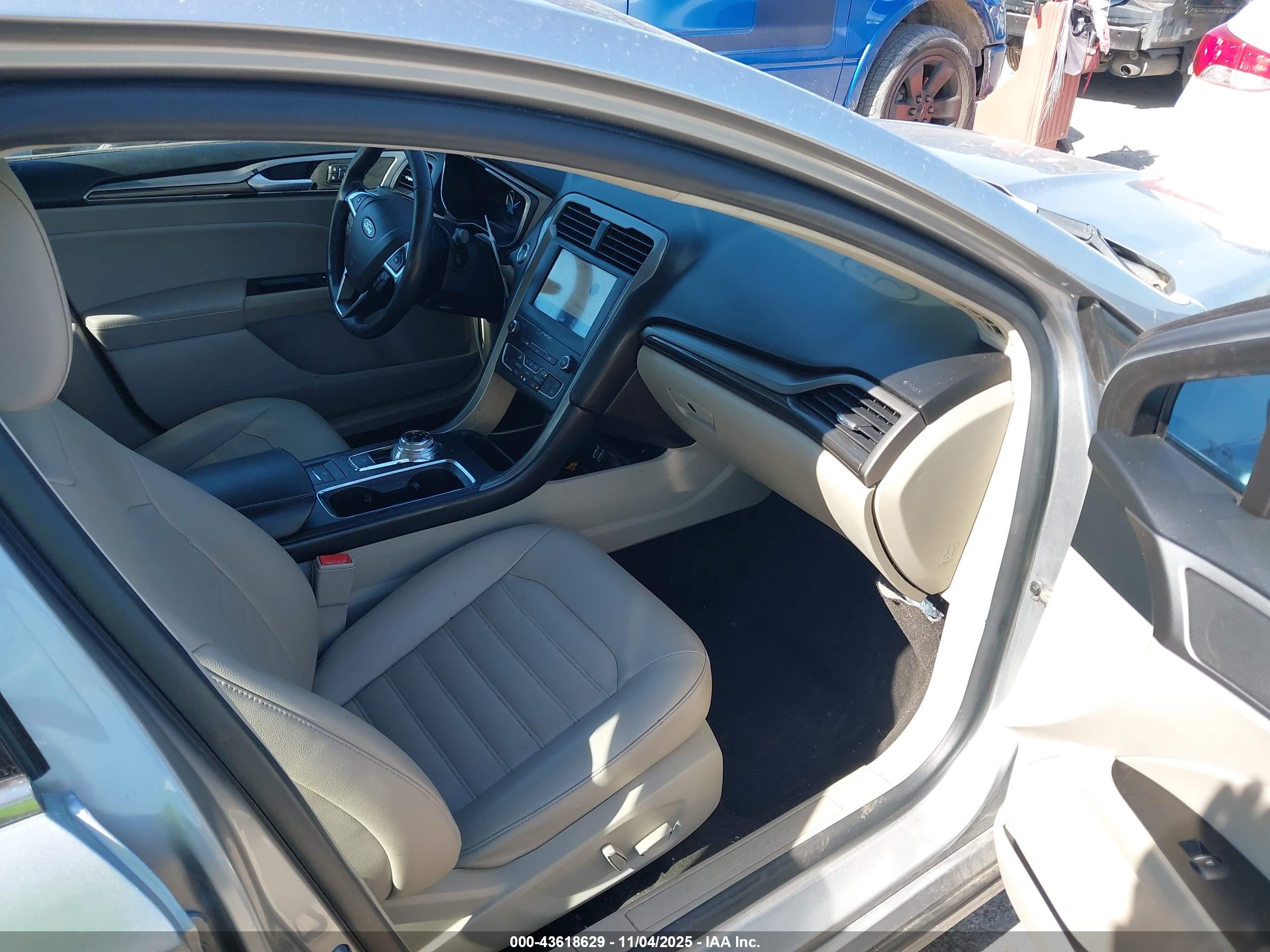 FORD FUSION image 5