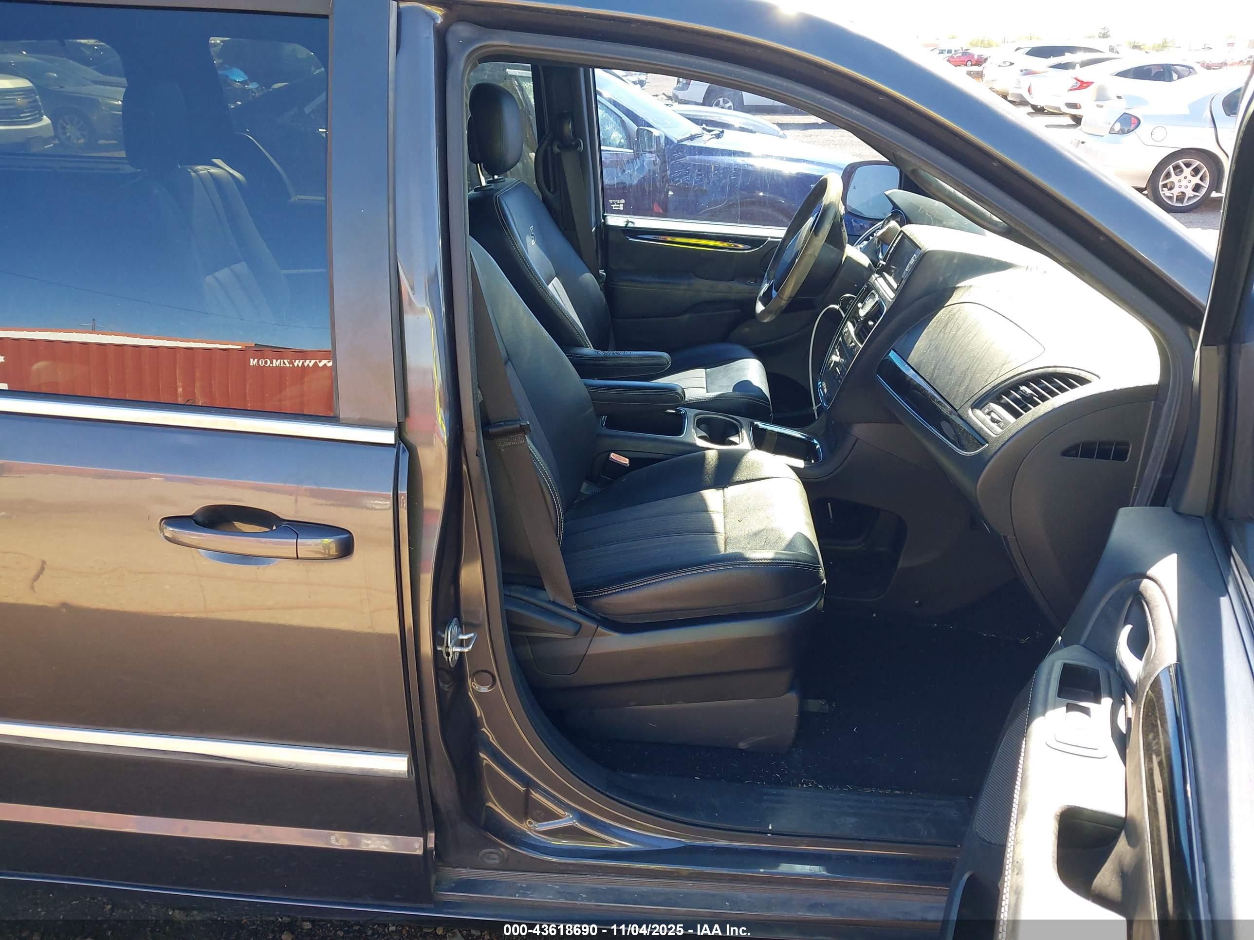 CHRYSLER TOWN image 5