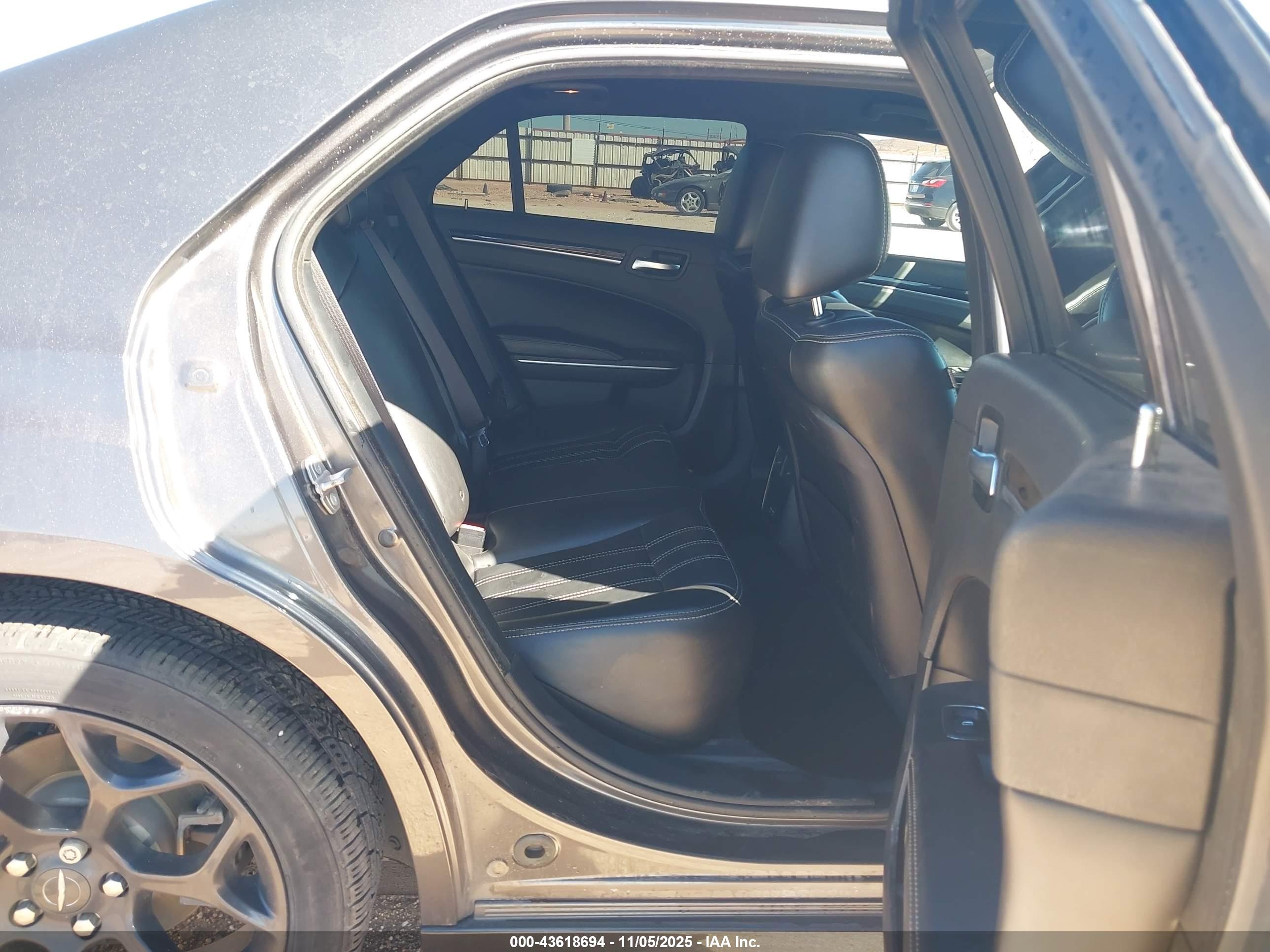 CHRYSLER 300 image 8