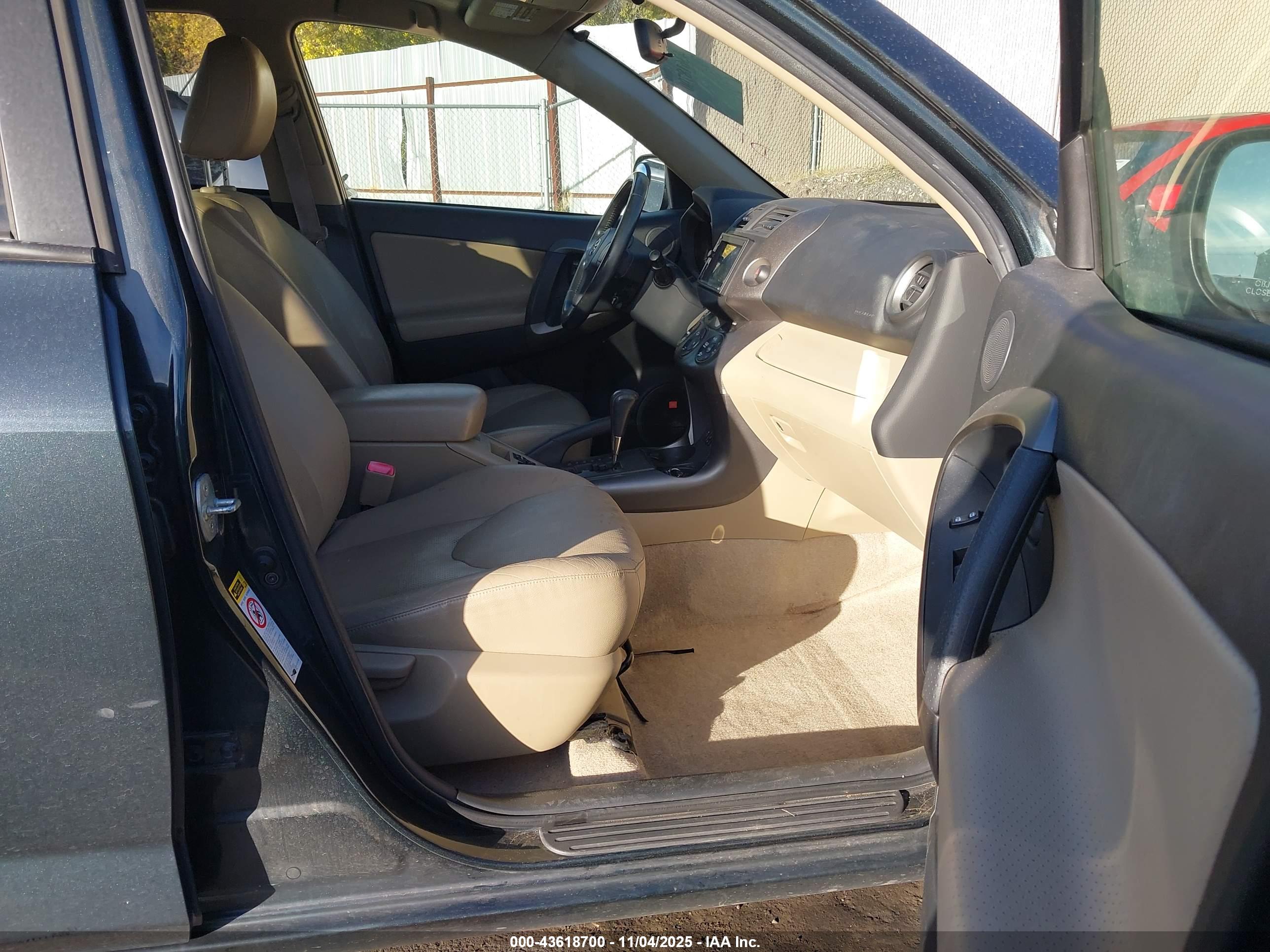 TOYOTA RAV4 image 5