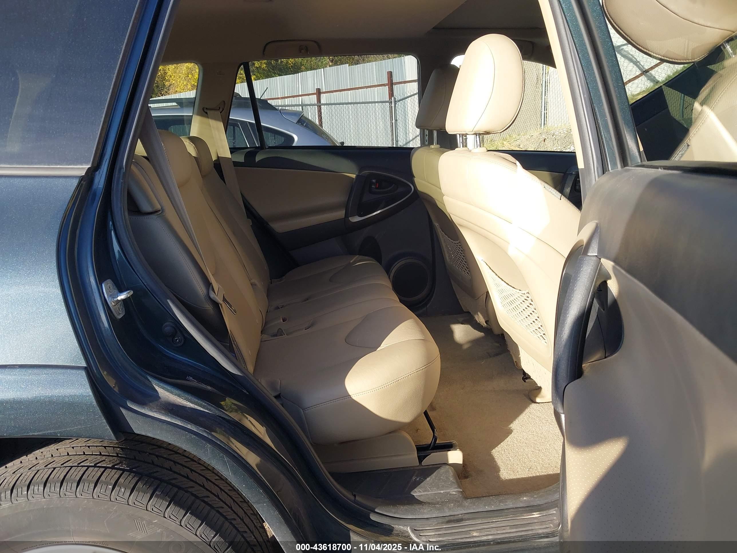 TOYOTA RAV4 image 8