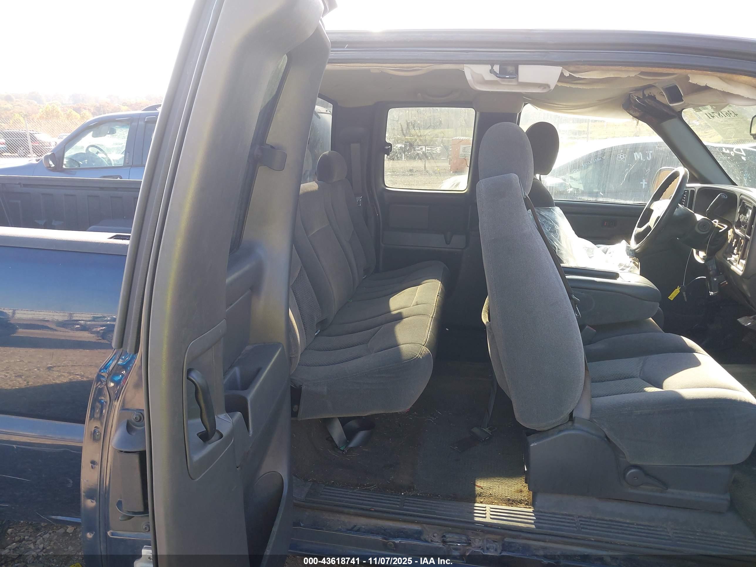 CHEVROLET SILVERADO image 8