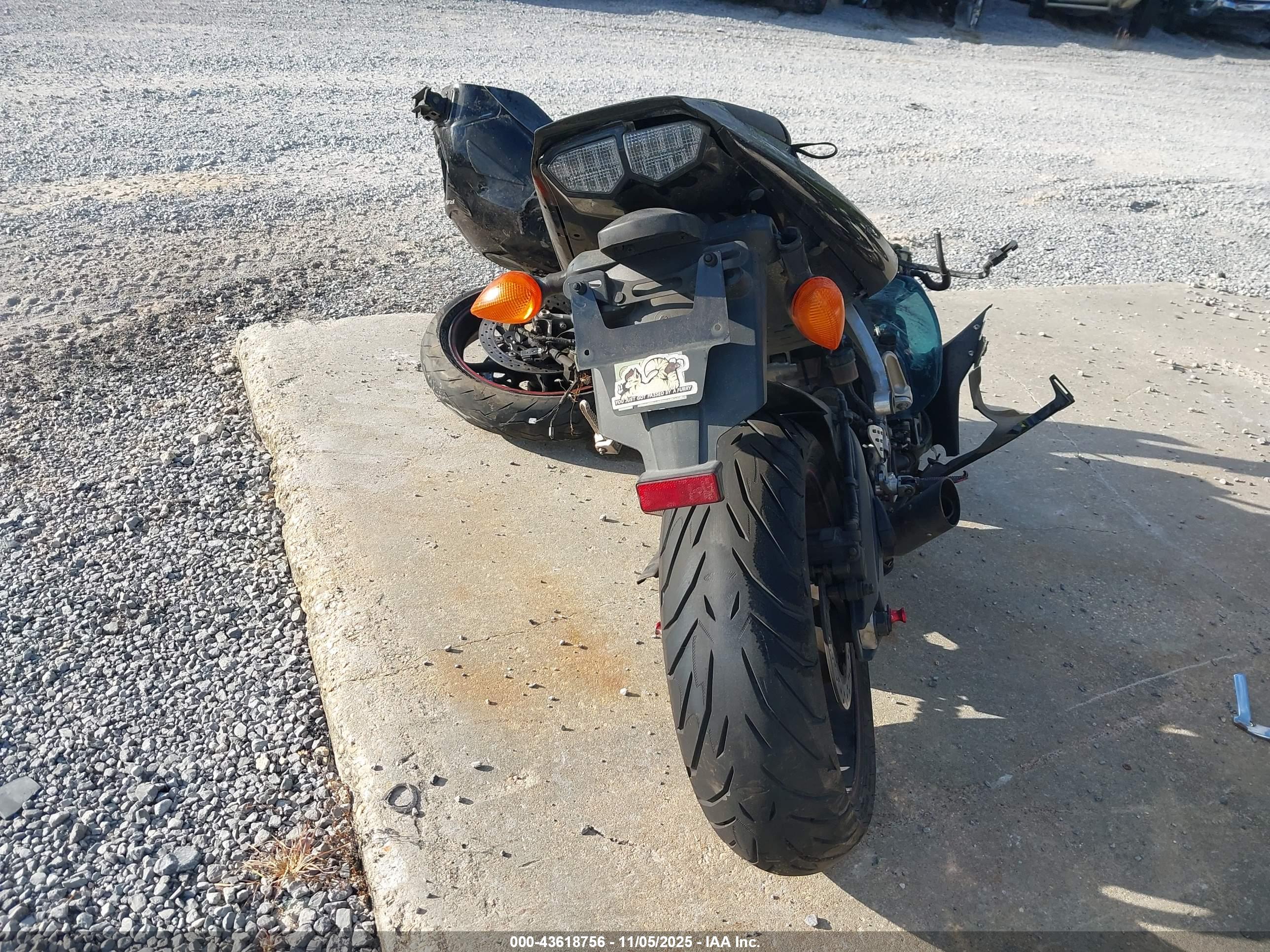 YAMAHA YZFR6 image 6
