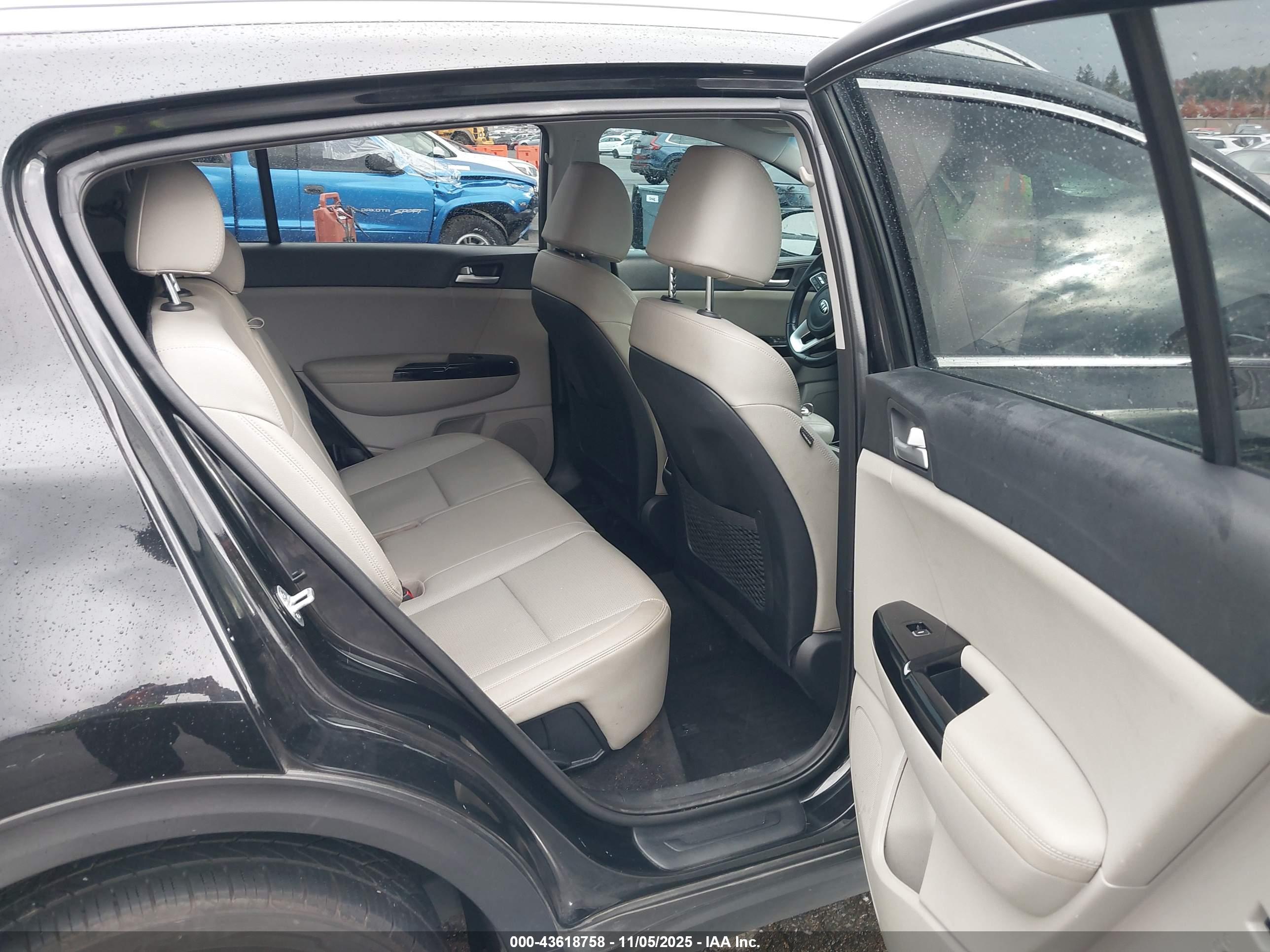 KIA SPORTAGE image 8
