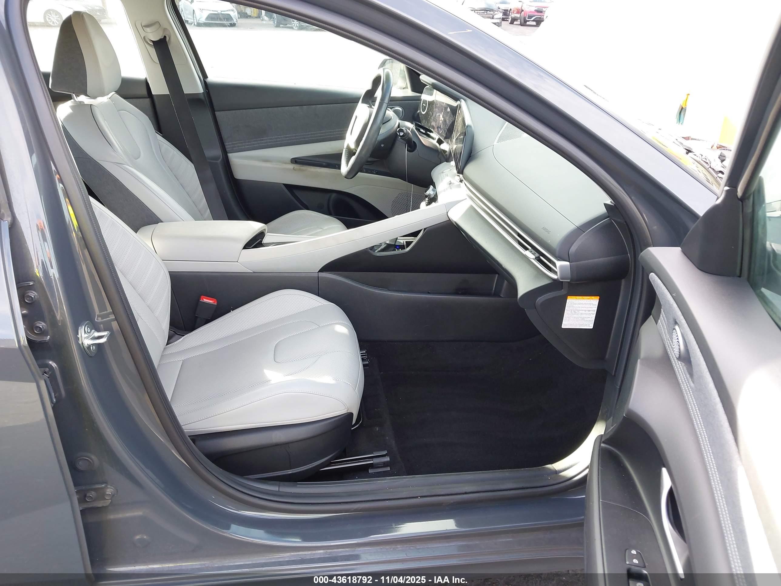 HYUNDAI ELANTRA image 5