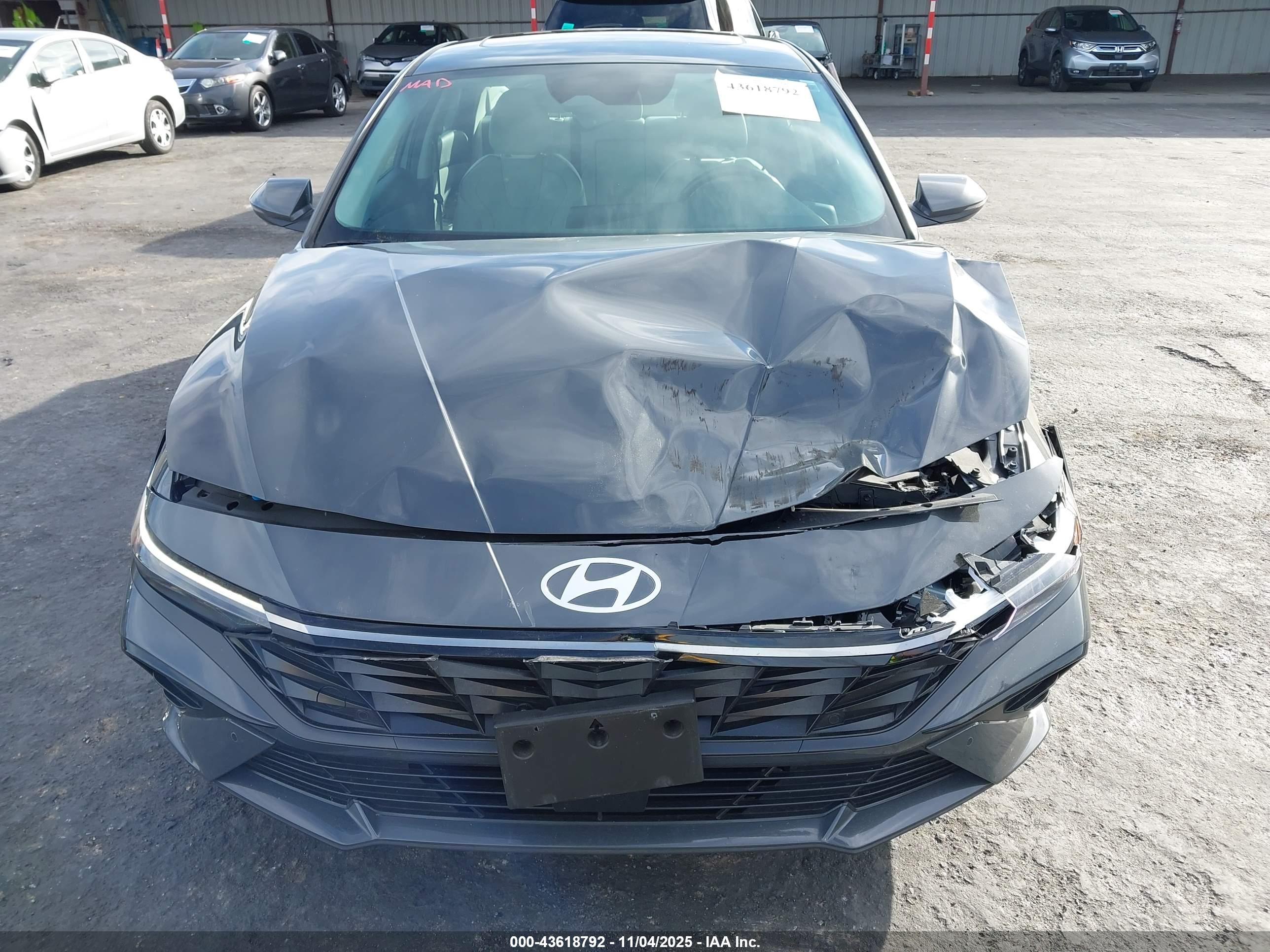 HYUNDAI ELANTRA image 6
