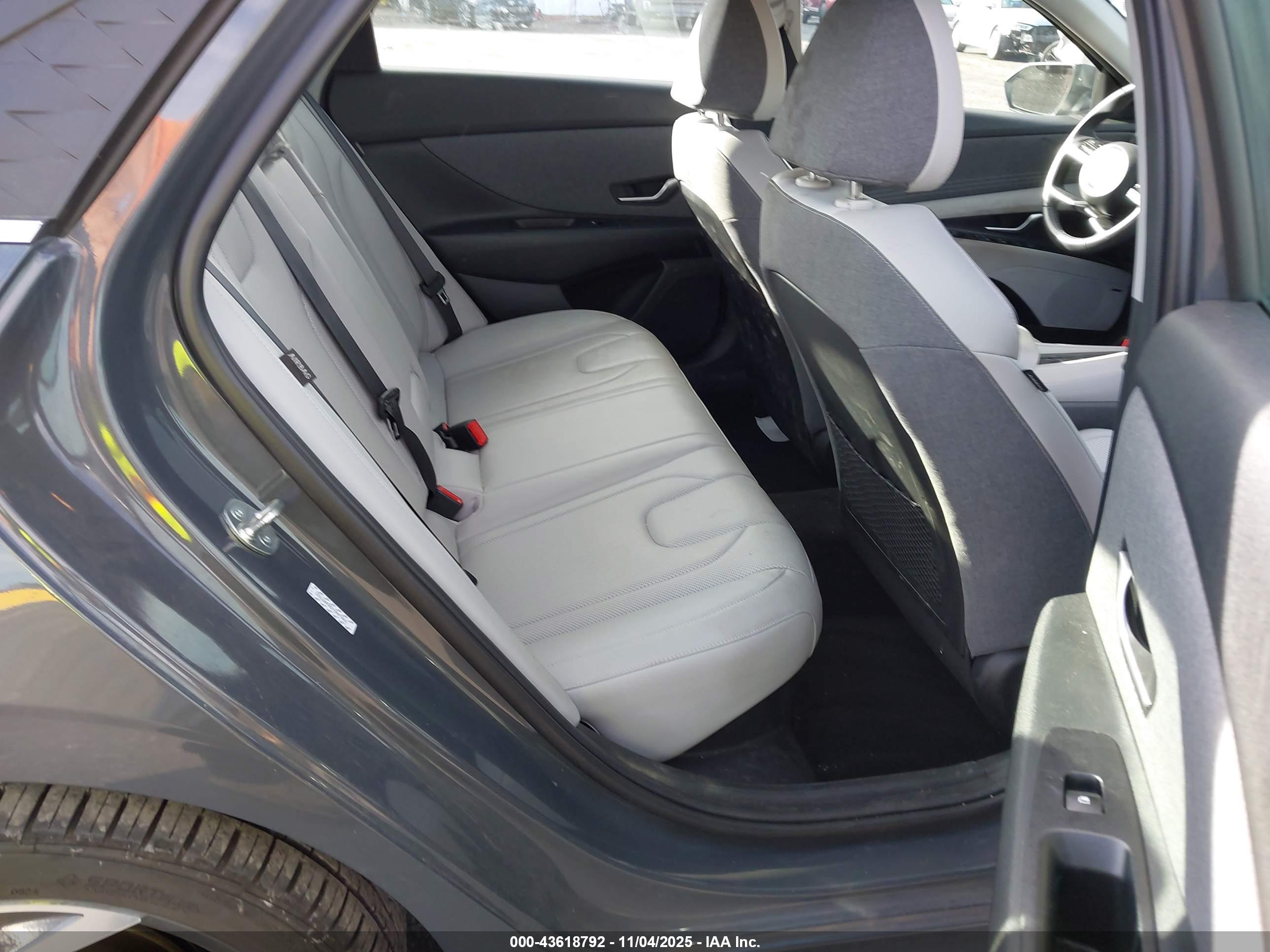HYUNDAI ELANTRA image 8
