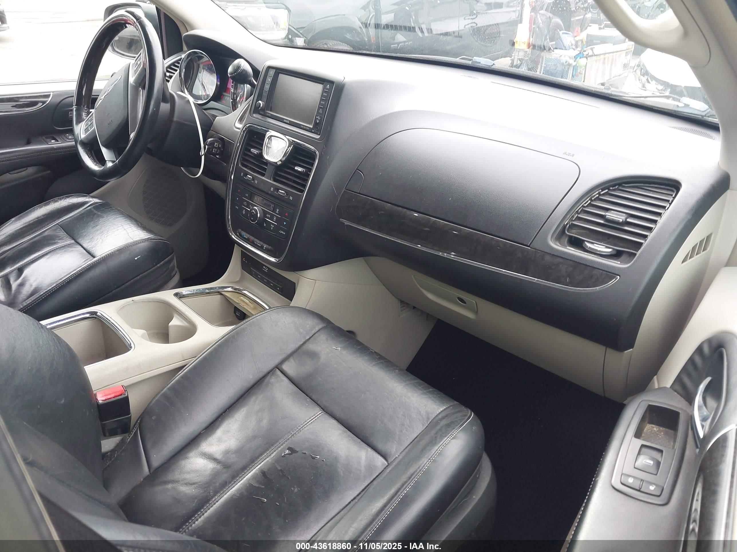 CHRYSLER TOWN image 5