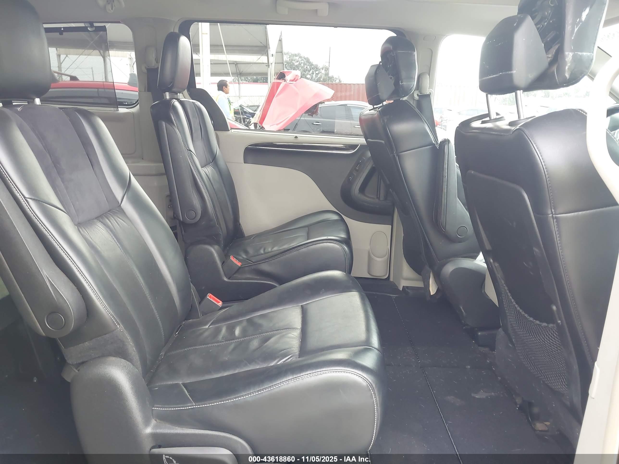 CHRYSLER TOWN image 8