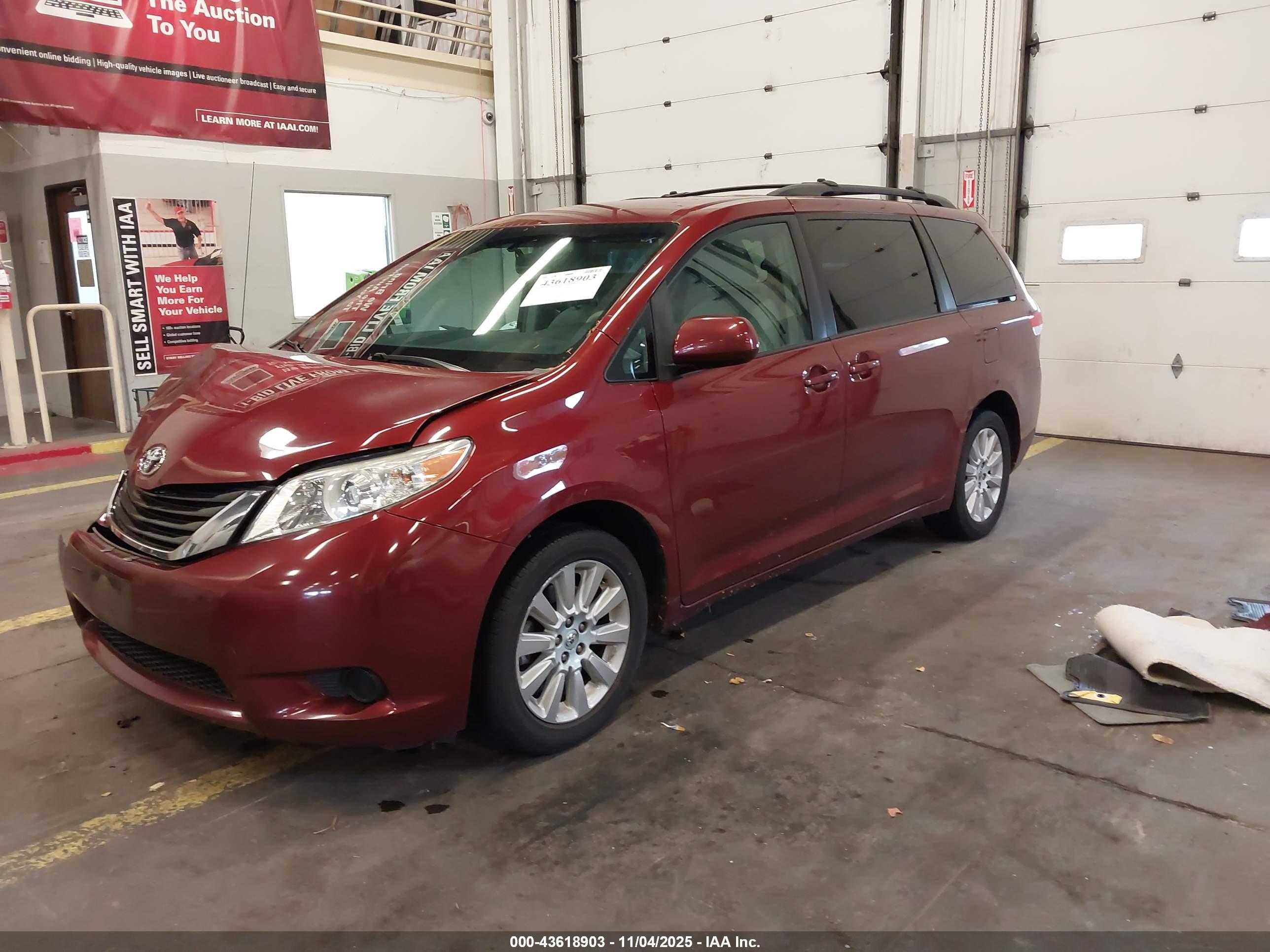 TOYOTA SIENNA image 2
