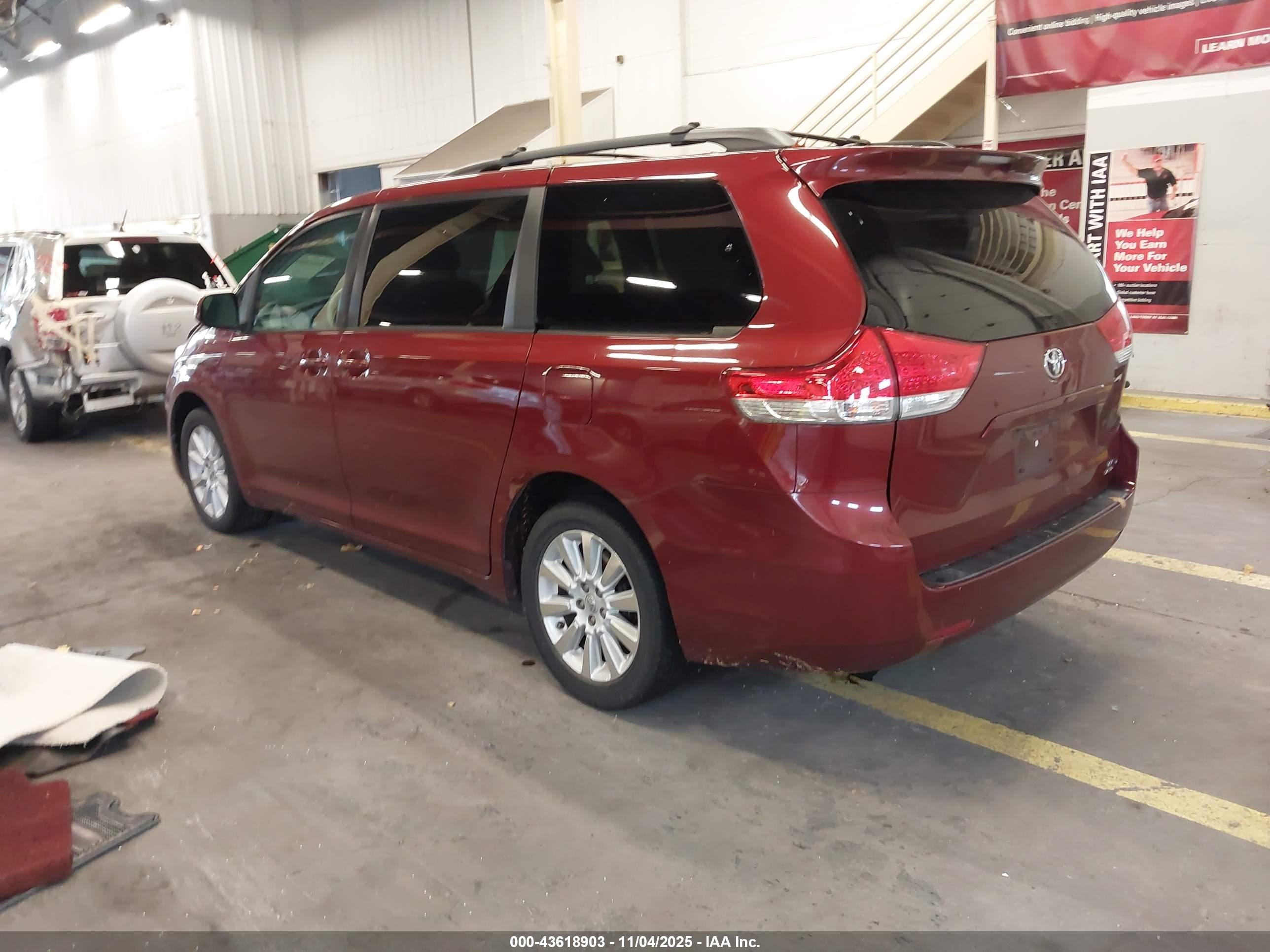 TOYOTA SIENNA image 3