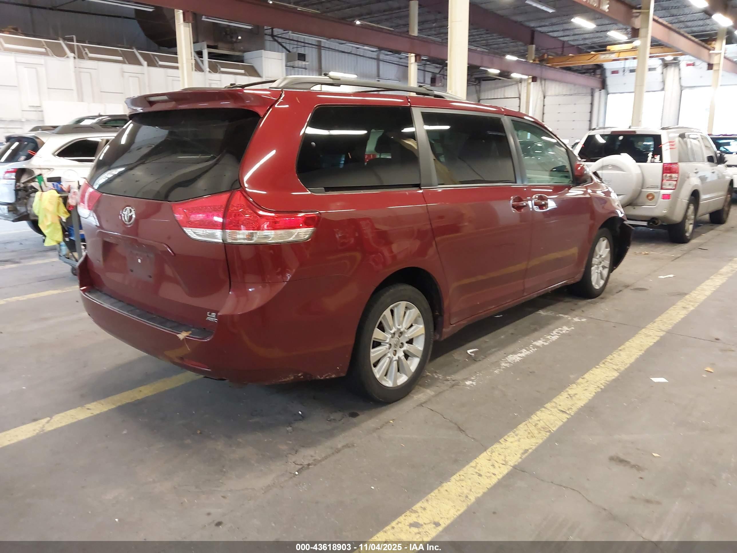 TOYOTA SIENNA image 4