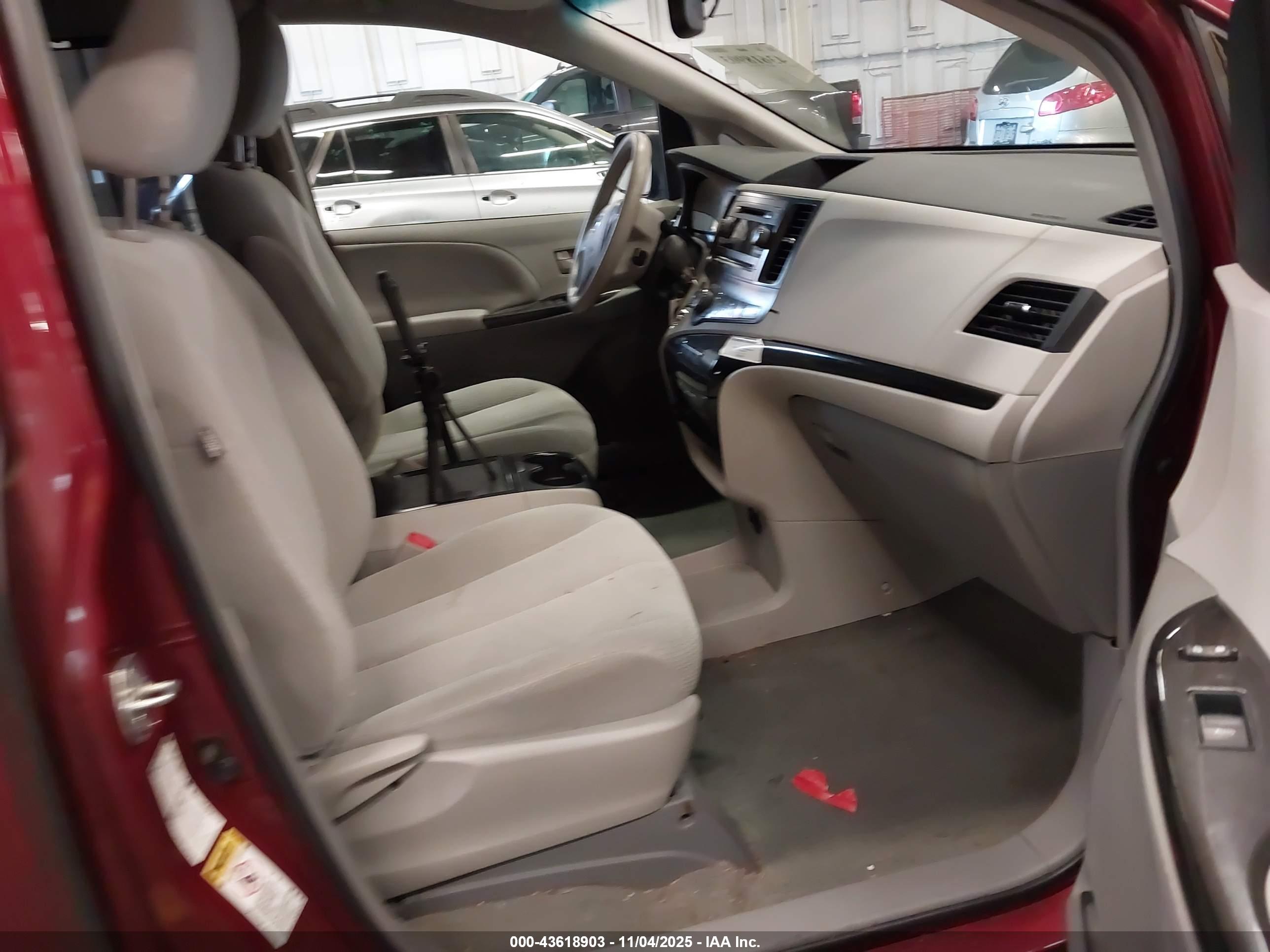 TOYOTA SIENNA image 5