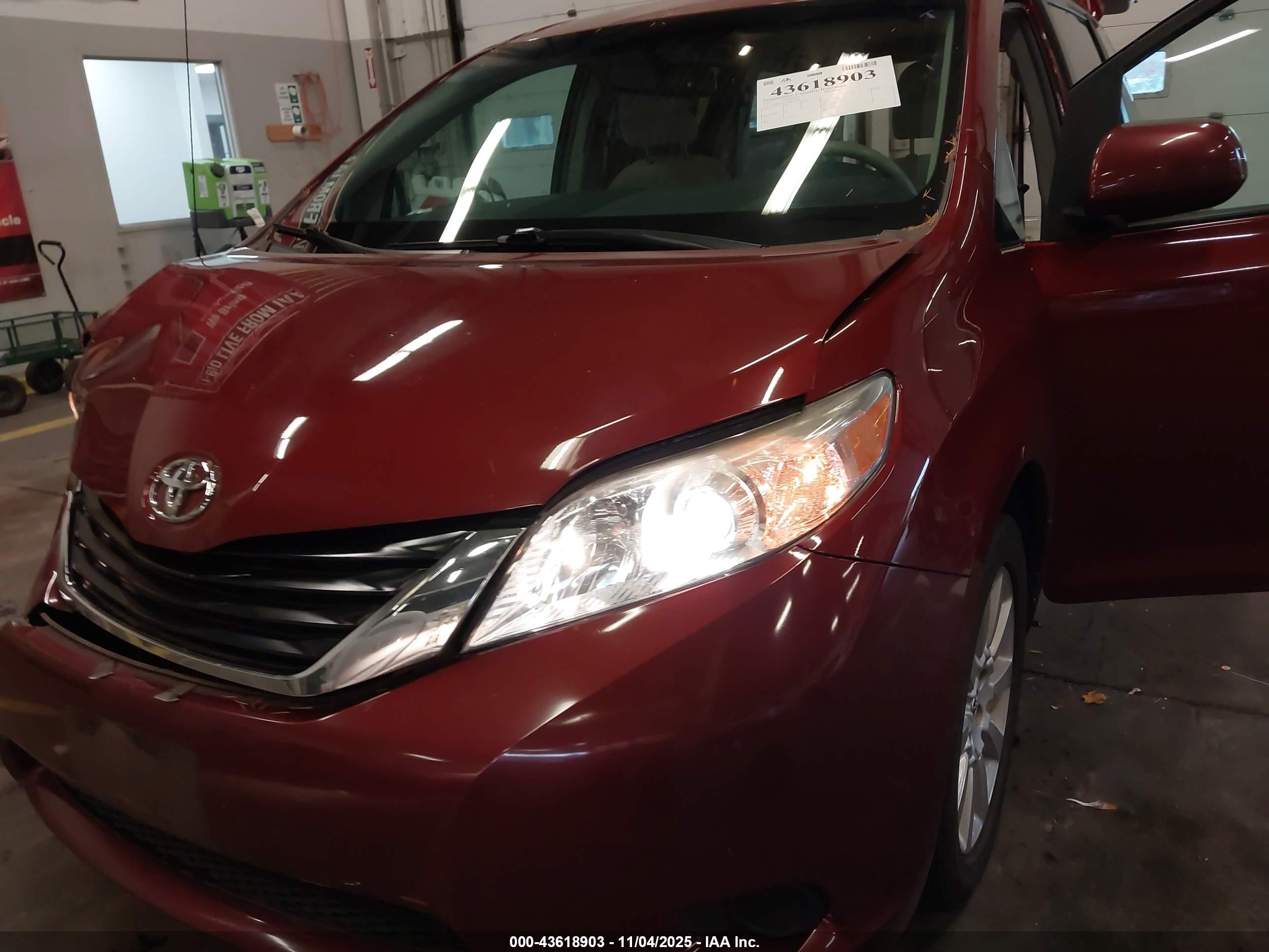 TOYOTA SIENNA image 6