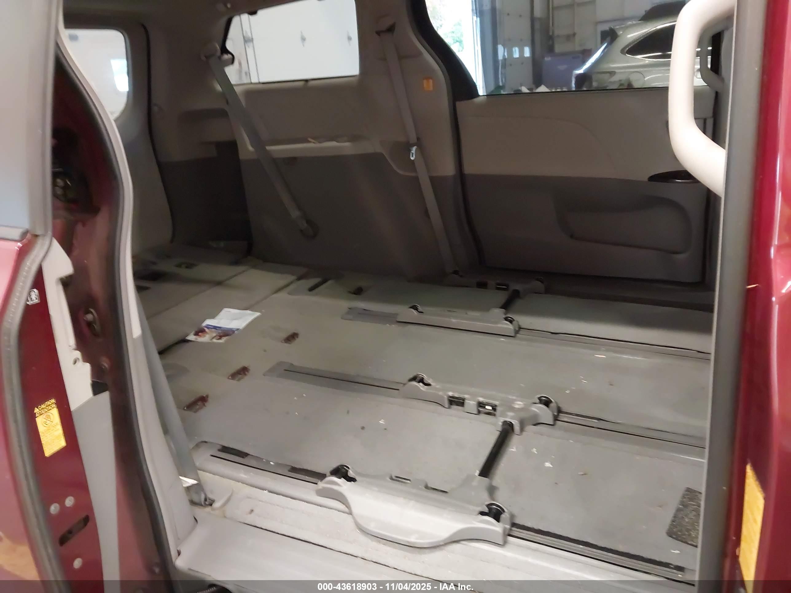 TOYOTA SIENNA image 8