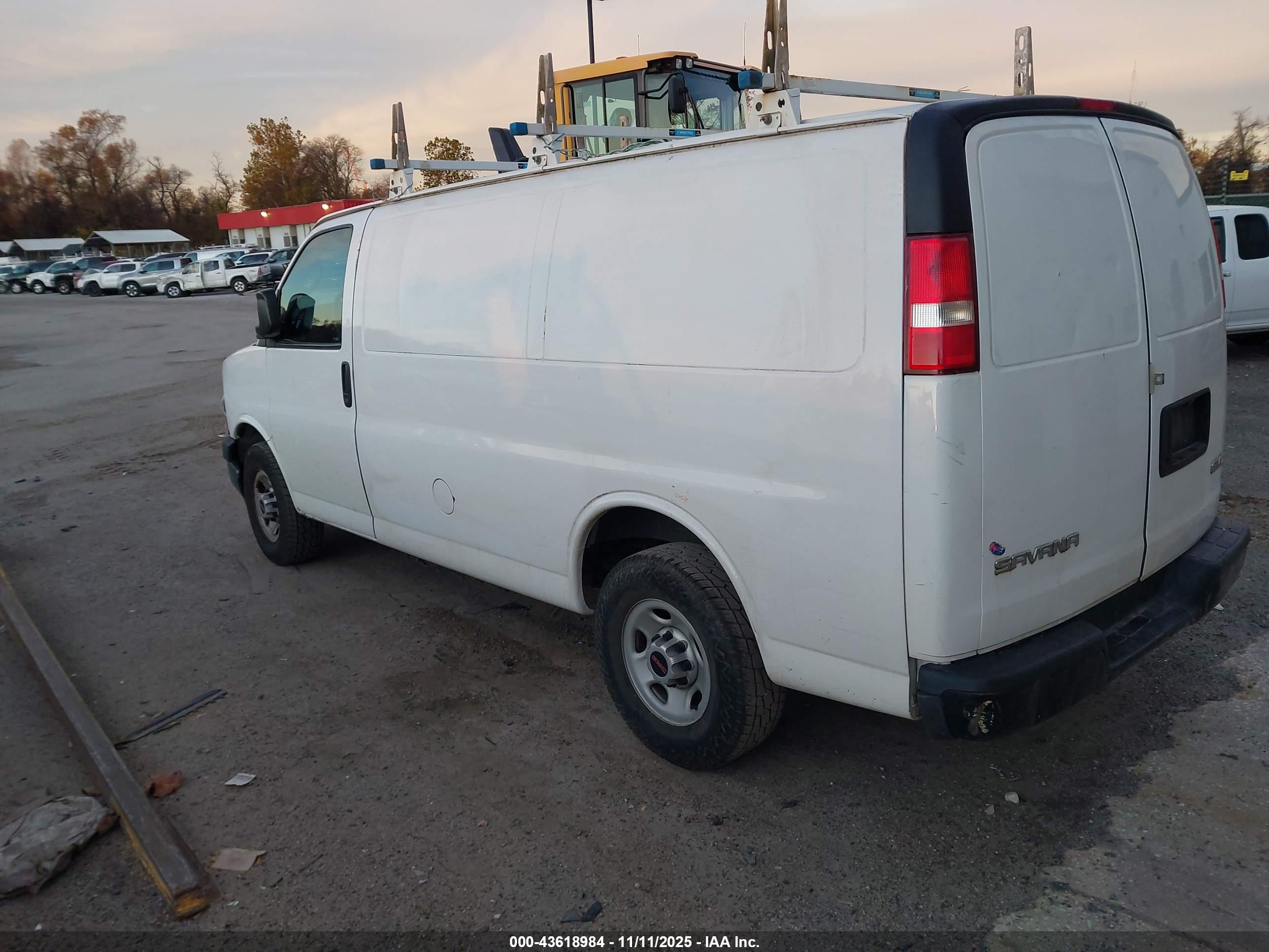 GMC SAVANA image 3