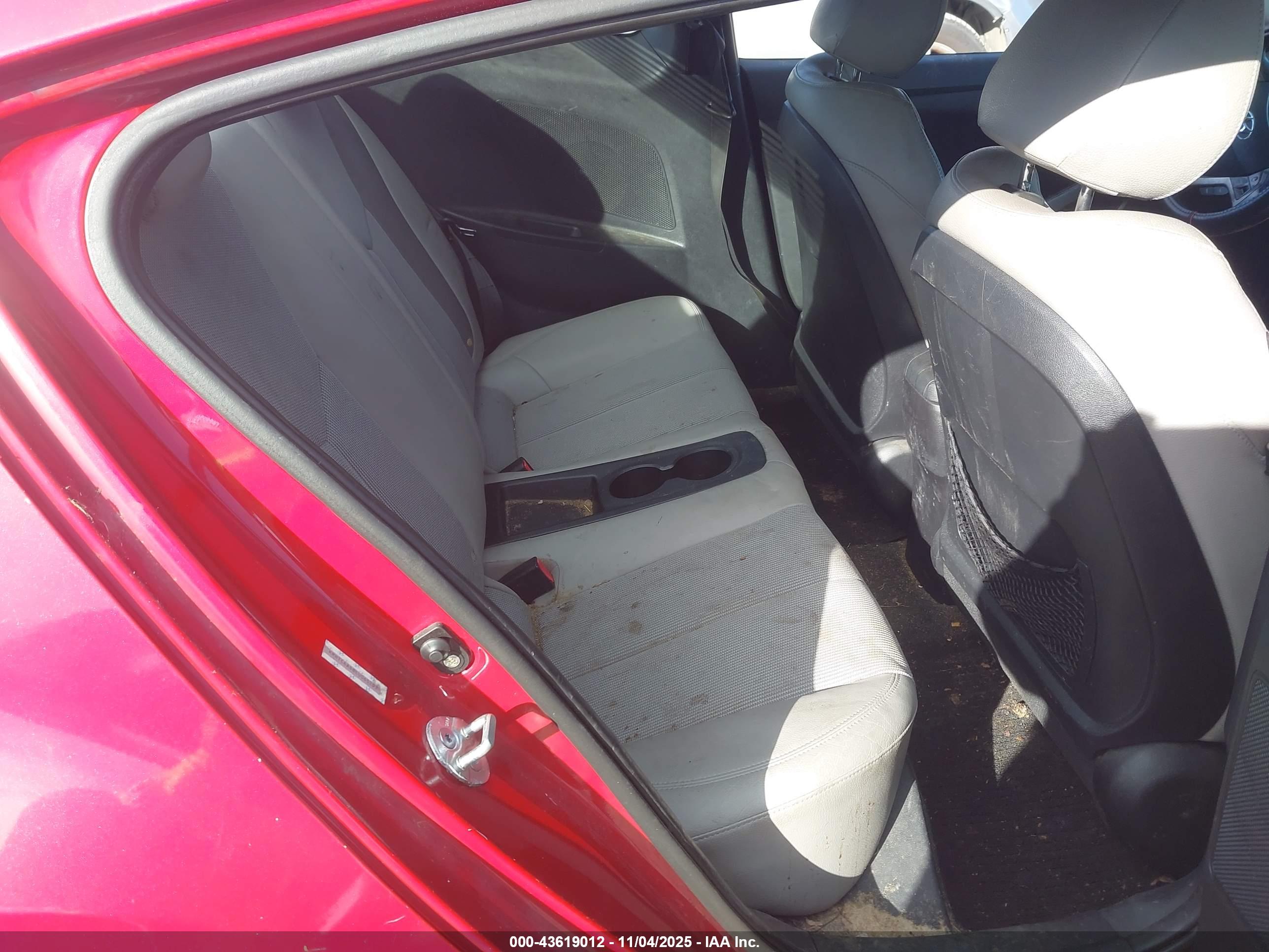 HYUNDAI VELOSTER image 8