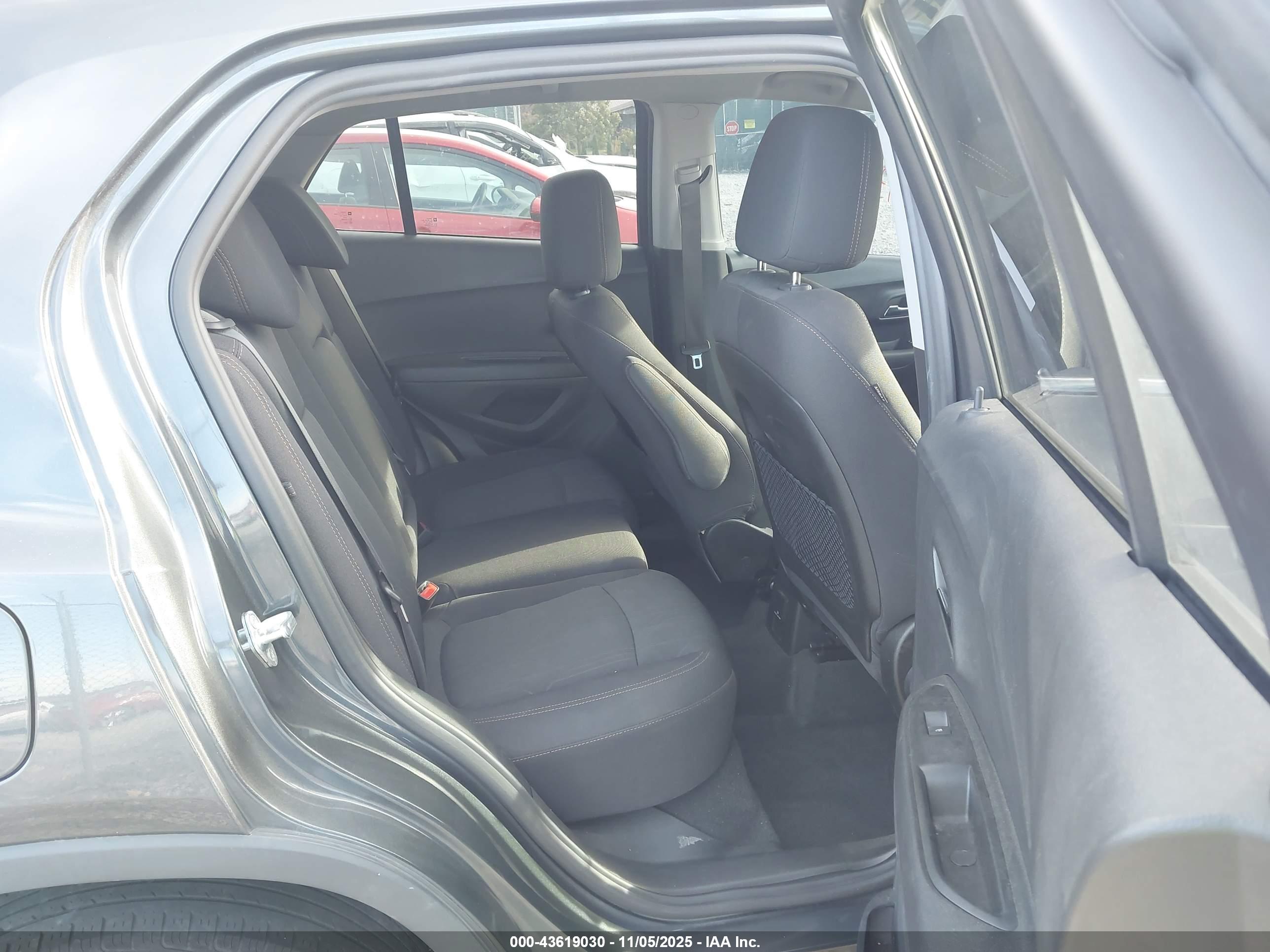 CHEVROLET TRAX image 8